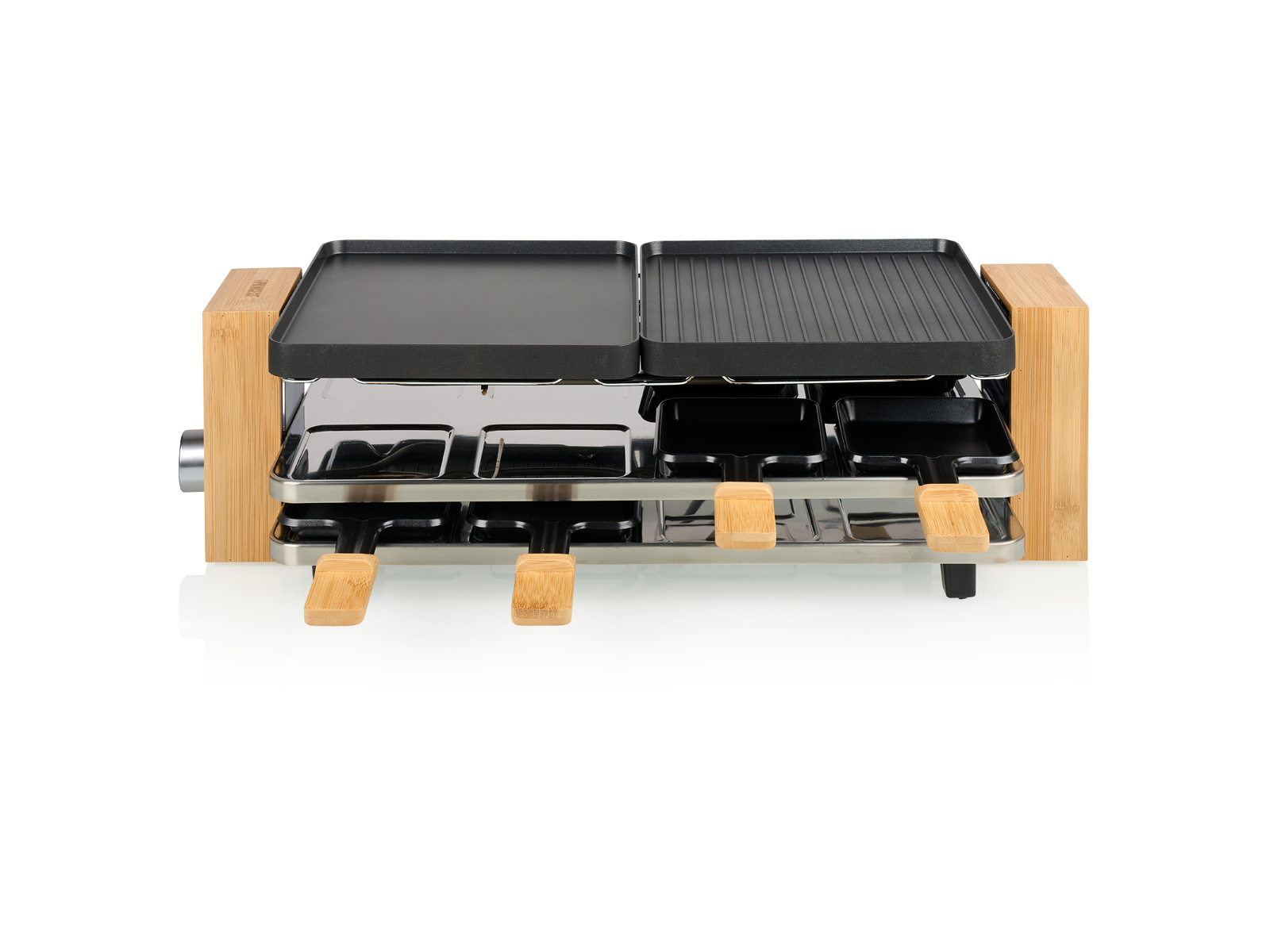 Raclette-Grill mit Holzakzenten, mit Grillflächen und Käseschmelzschalen, weißer Hintergrund.