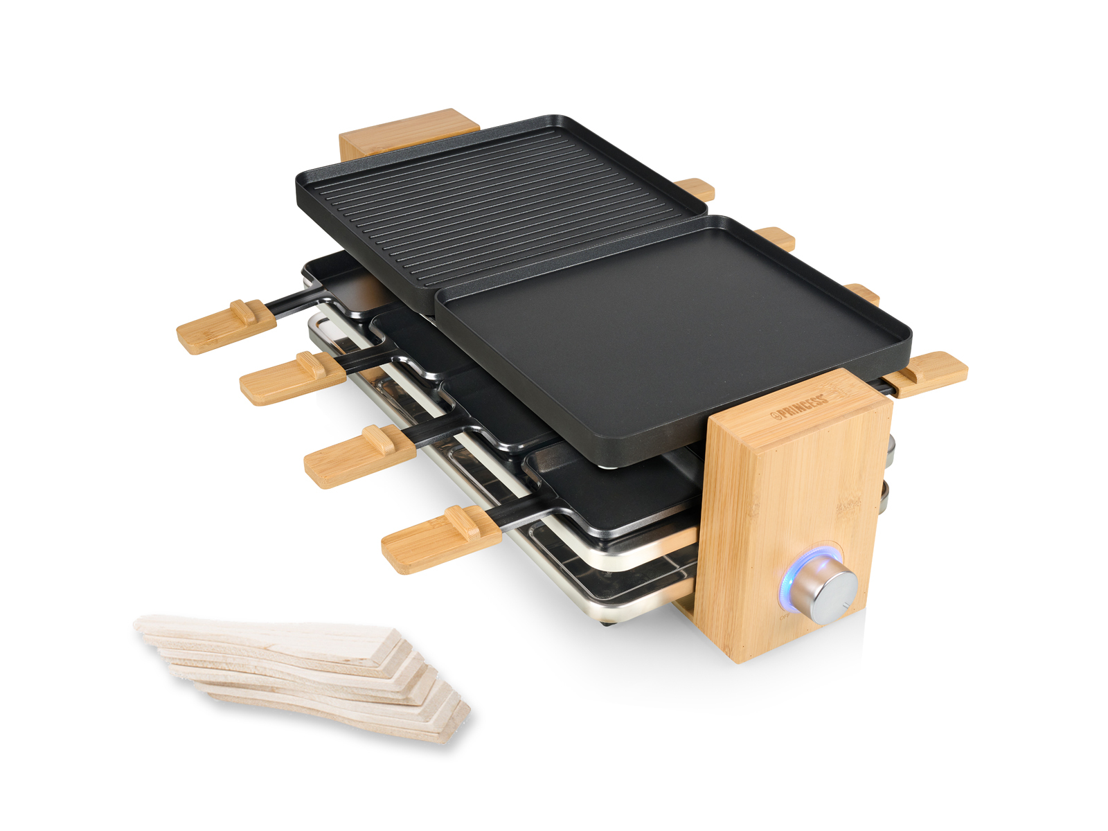 Raclette-Grill mit Holzgriffen und Bambusfuß. Mehrere Tabletts sind eingerichtet.
