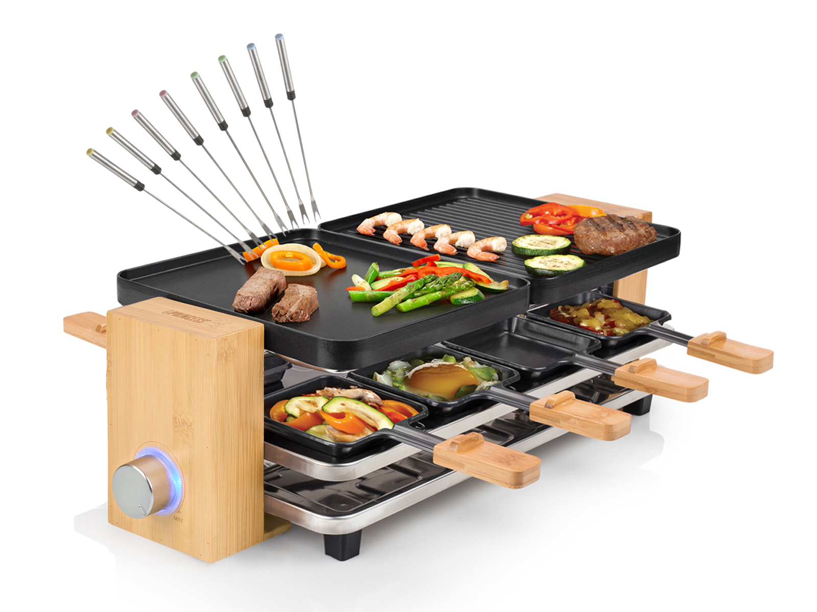 Raclette-Grill mit Essen: Garnelen, Paprika, Zucchini, Fleisch und Käse. Holz-Akzente und mehrere Pfannen.
