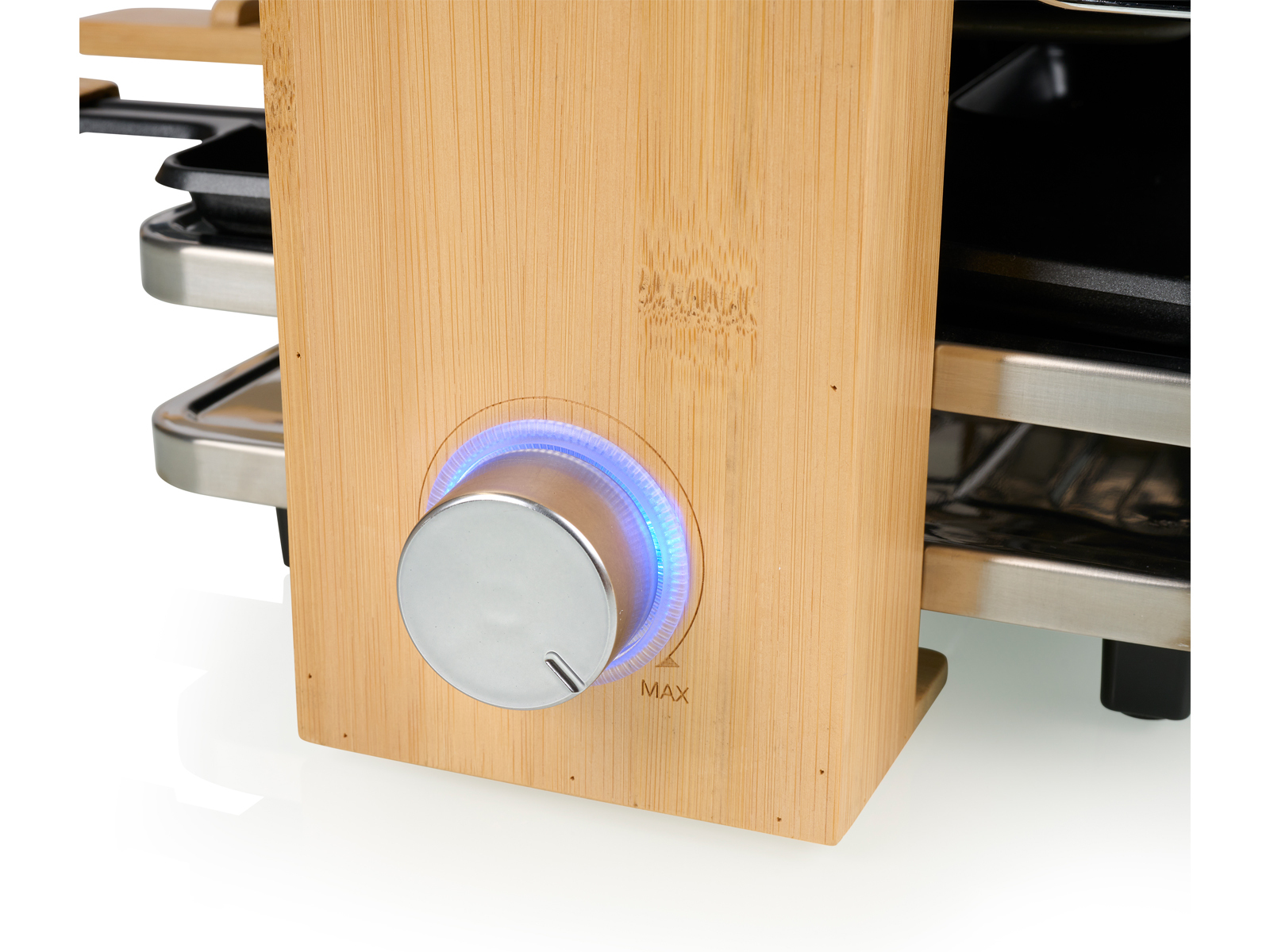 Nahaufnahme eines Drehknopfs für einen Raclette-Grill aus Holz mit blauem Licht und der Aufschrift „MAX“.