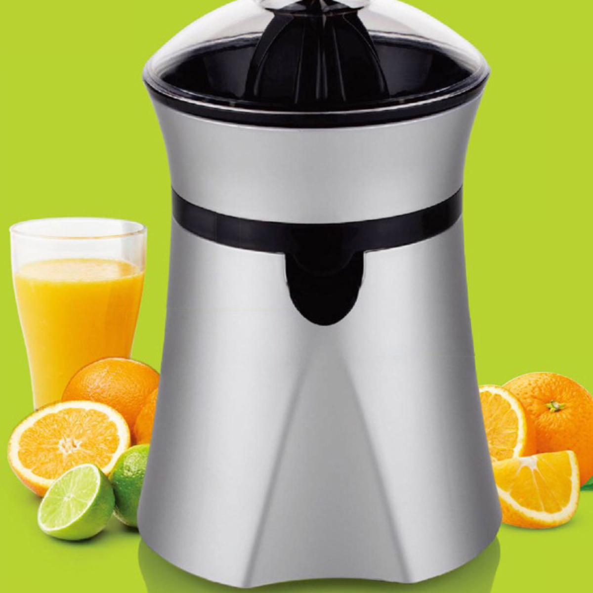 Silberner und schwarzer Entsafter mit Orangen, Limetten und Saft im Glas.