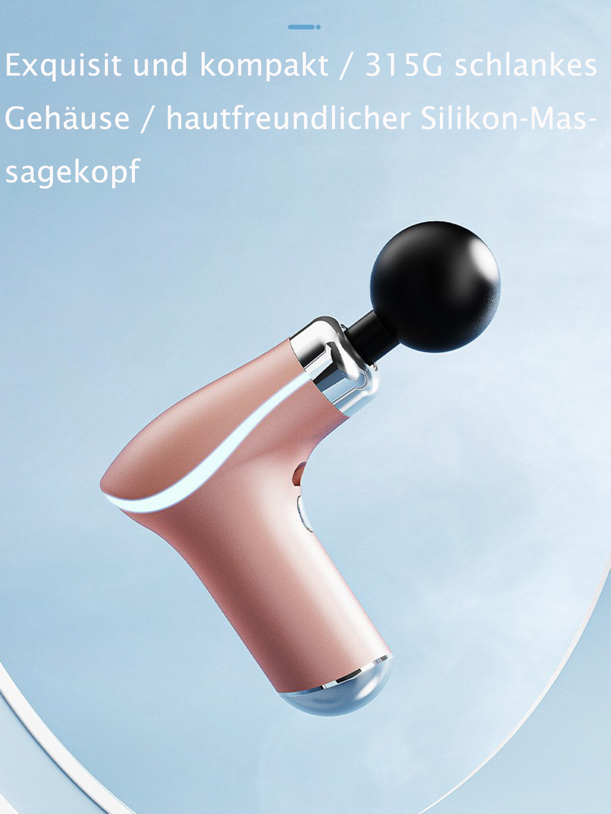 Eine pinke Massagepistole, ein schwarzer Massagekopf und silberne Details. Die Pistole ist auf hellblauem Hintergrund abgewinkelt.