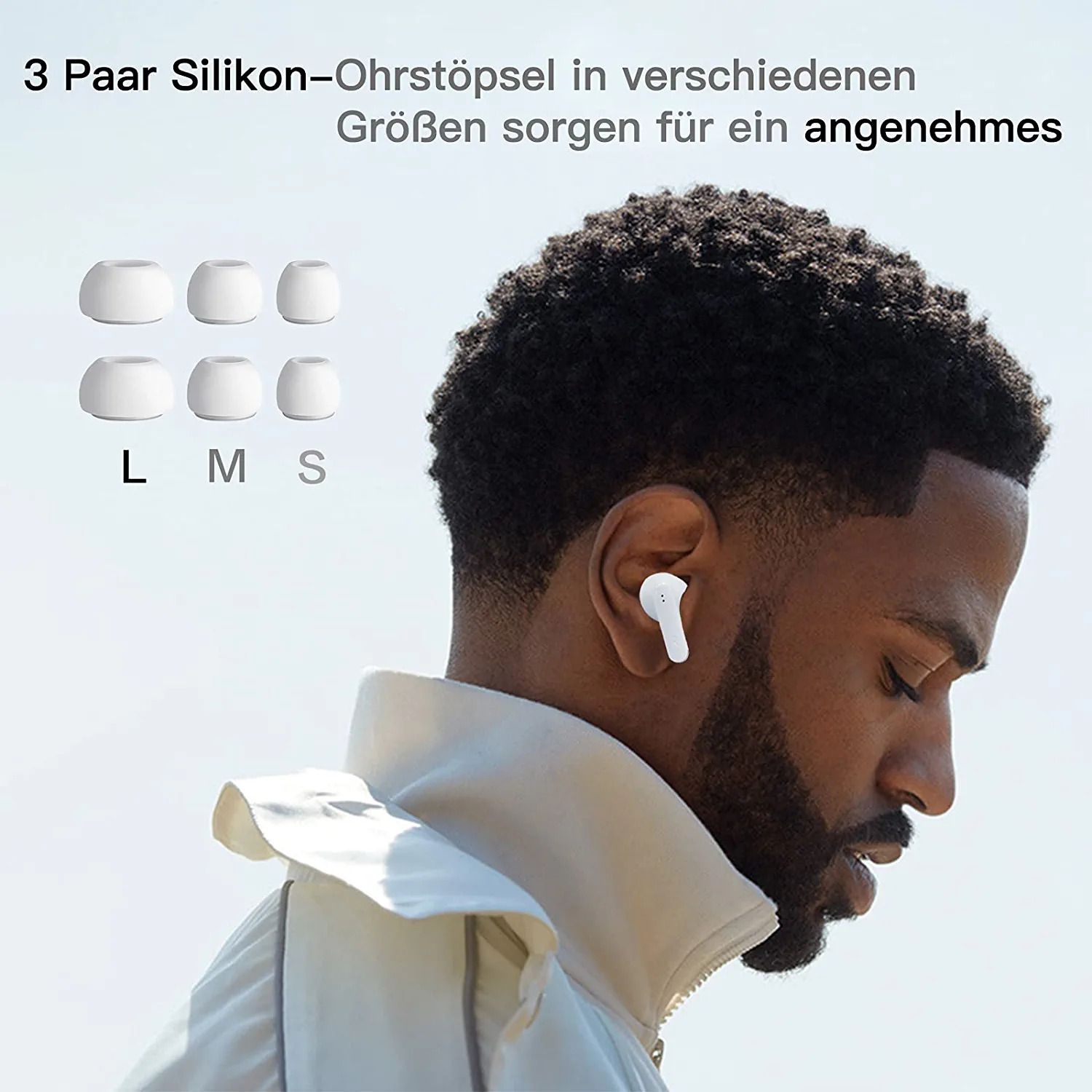 Mężczyzna w białej słuchawce, z trzema parami białych wkładek dousznych w różnych rozmiarach.