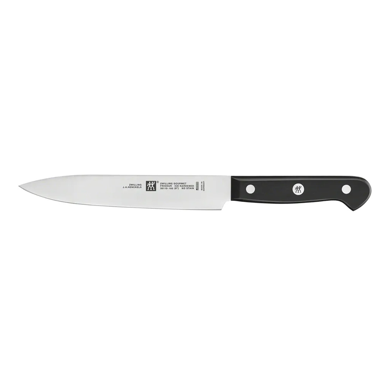 Ein Küchenmesser mit schwarzem Griff und silberner Klinge, das auf einer weißen Oberfläche liegt.