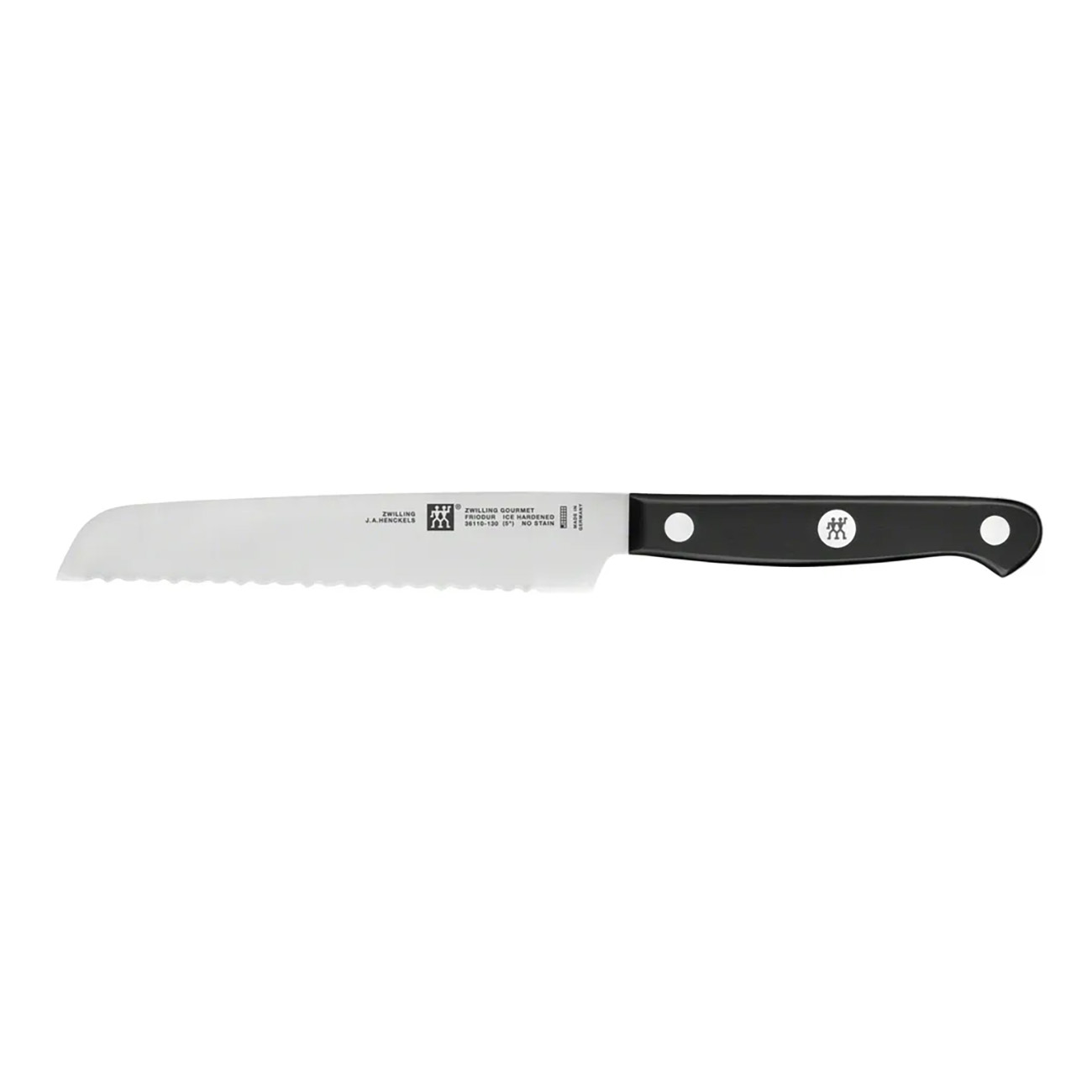 Ein Brotmesser mit gezahnter Klinge und schwarzem Griff liegt horizontal vor weißem Hintergrund.