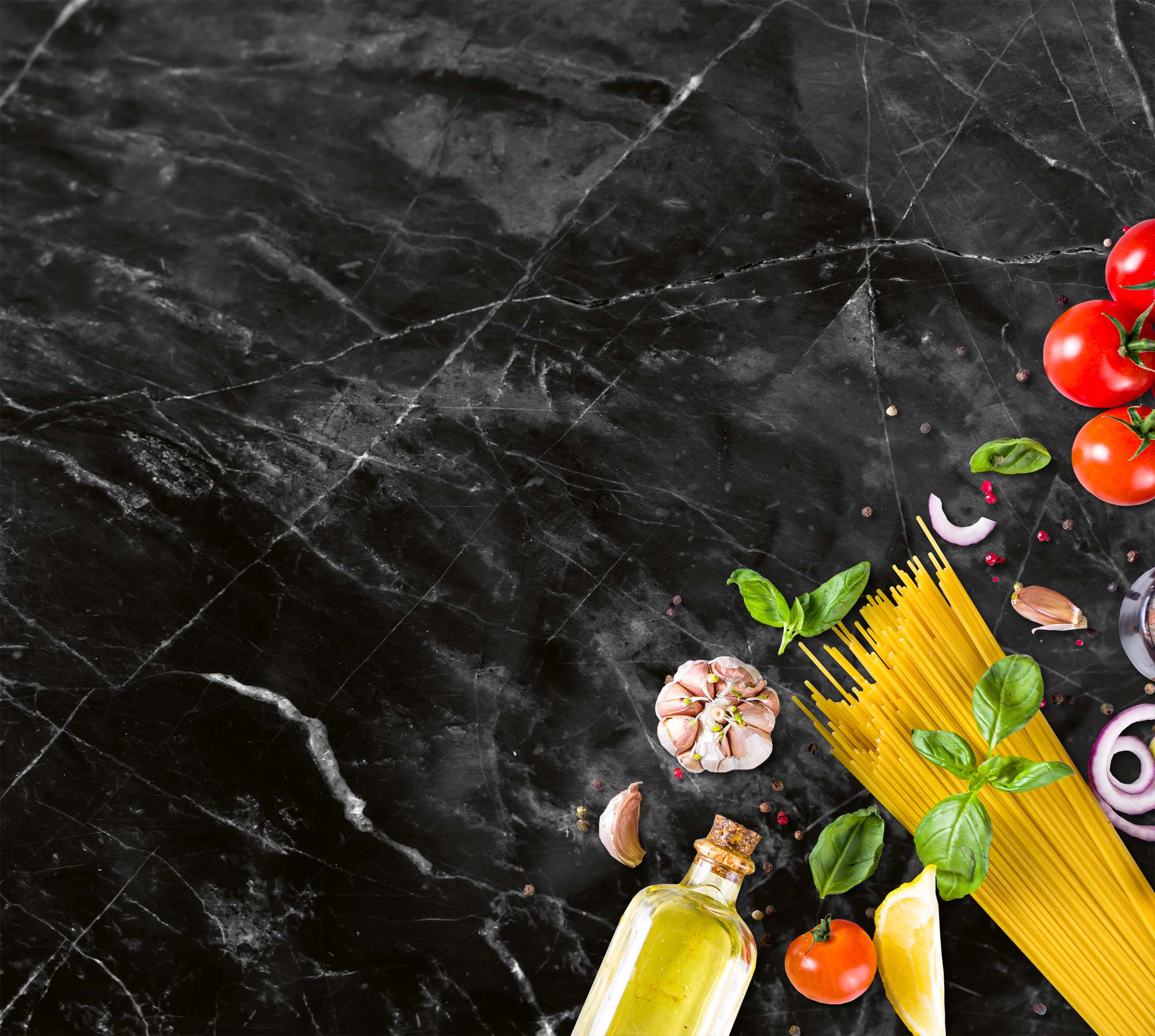 Zutaten für Pasta auf einer Marmoroberfläche. Enthält Tomaten, Basilikum, Knoblauch, Olivenöl und Nudeln.