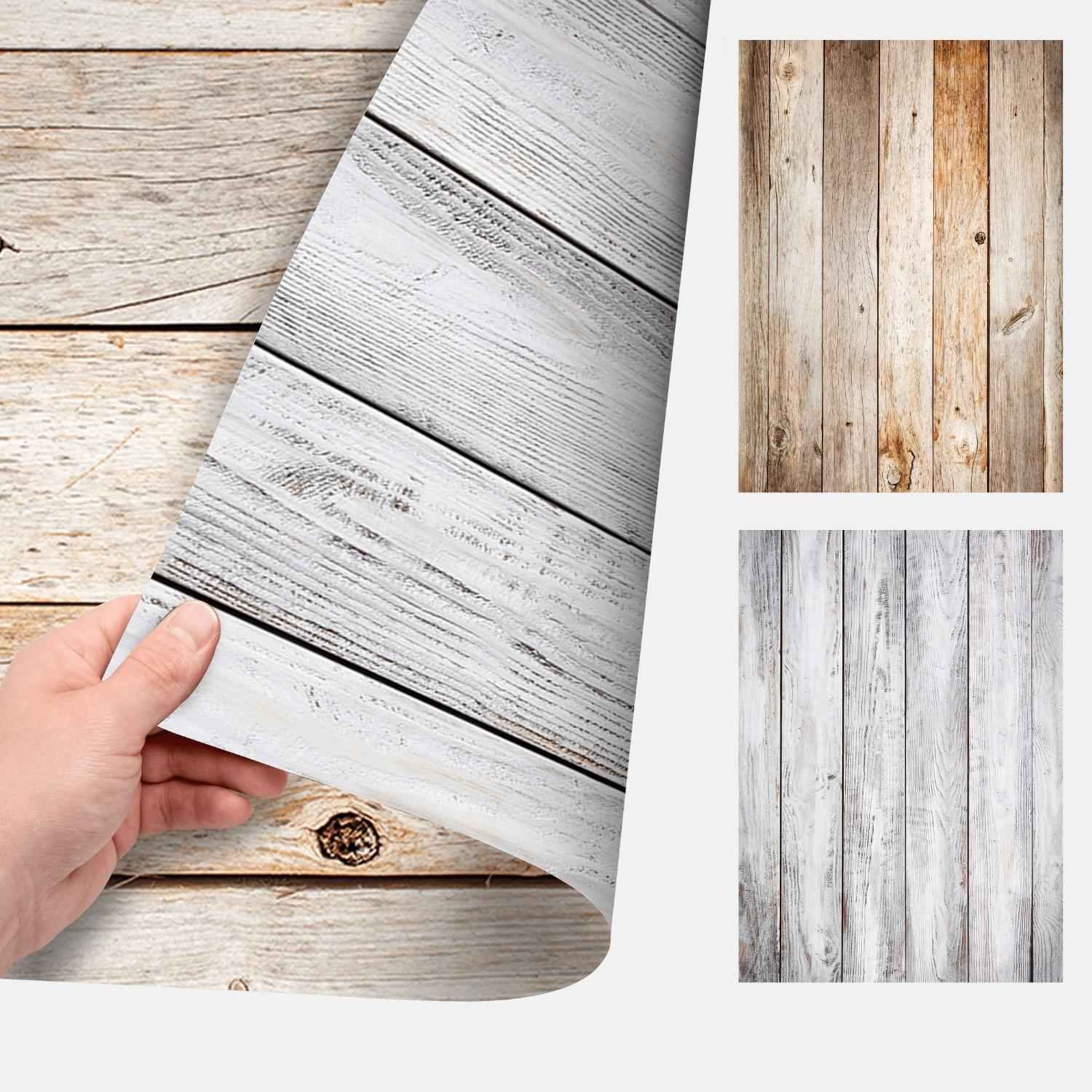 Eine Hand zieht ein Papier im weißen Holzlook zurück, um Holzstrukturen freizulegen.