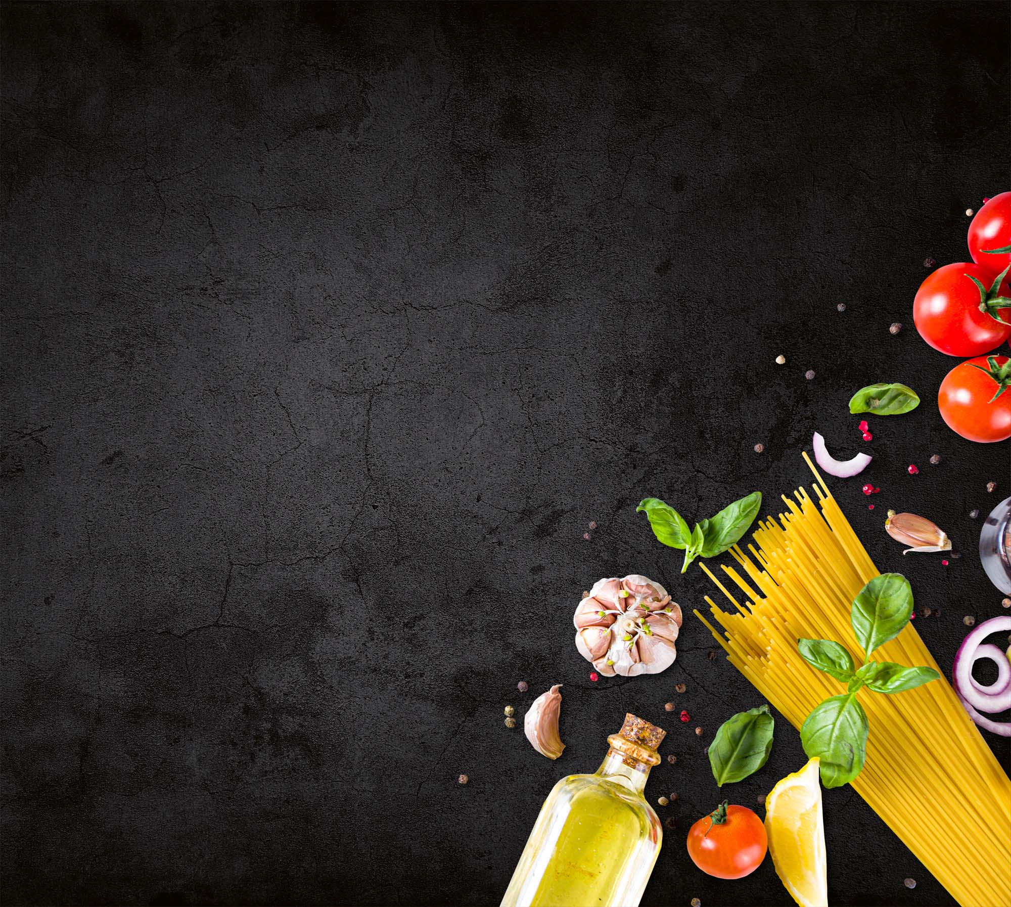 Zutaten für Pasta auf schwarzem Hintergrund, einschließlich Tomaten, Basilikum und Olivenöl.