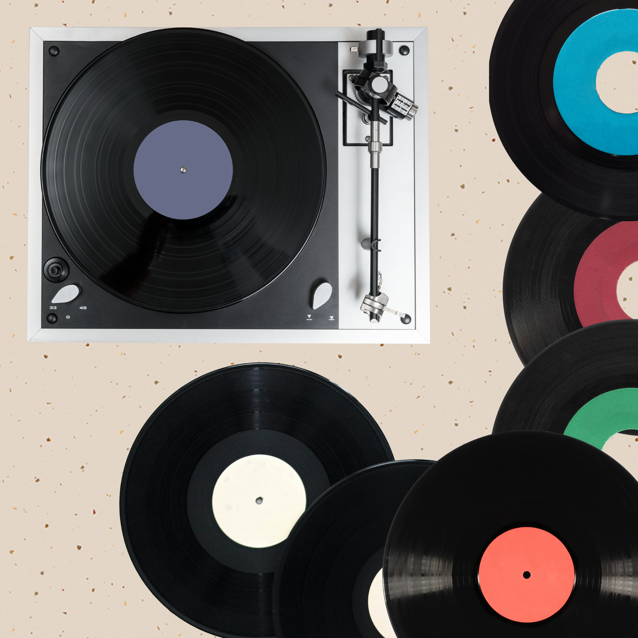 Ein Plattenspieler und mehrere Schallplatten. Der Plattenspieler ist links und die Schallplatten sind rechts verstreut.