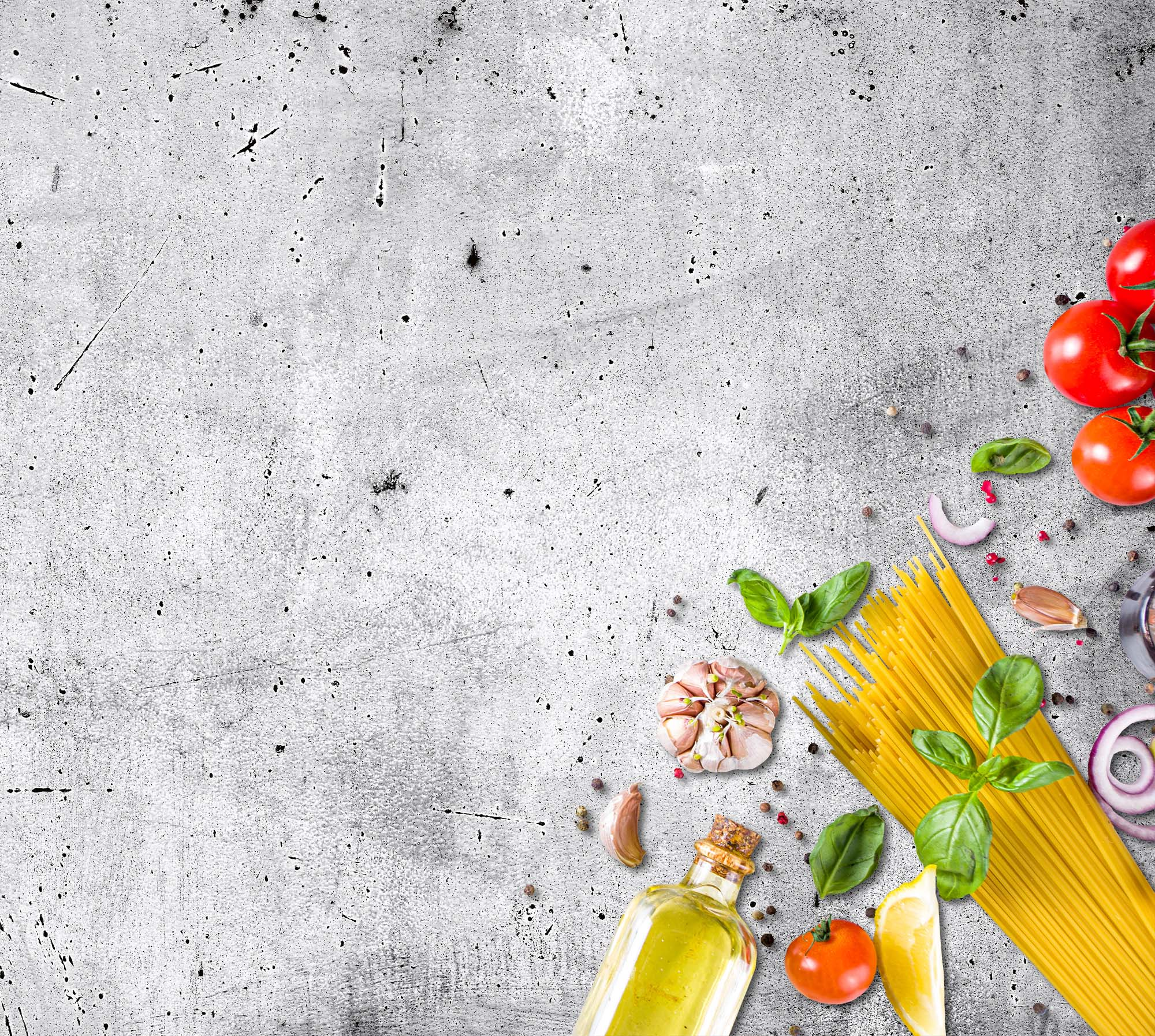 Zutaten für die italienische Küche: Tomaten, Basilikum, Pasta, Öl, Knoblauch und Zwiebeln auf grauer Oberfläche.