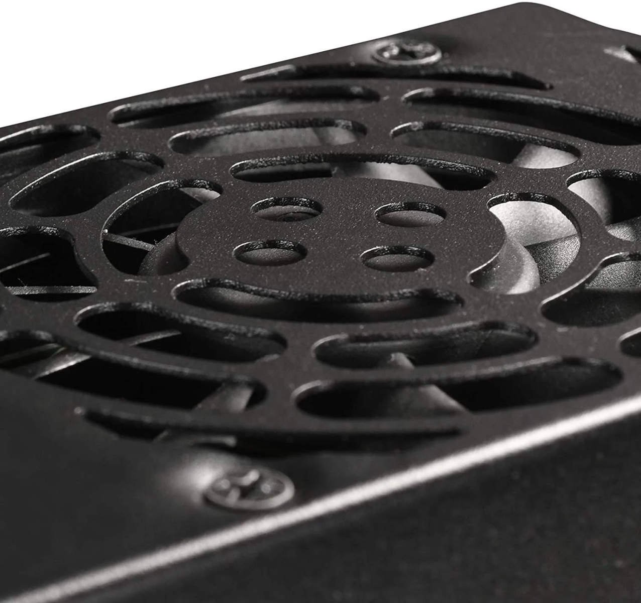 Zbliżenie czarnego wentylatora z metalową kratką, pokazujące łopatki i szczegóły śrub.