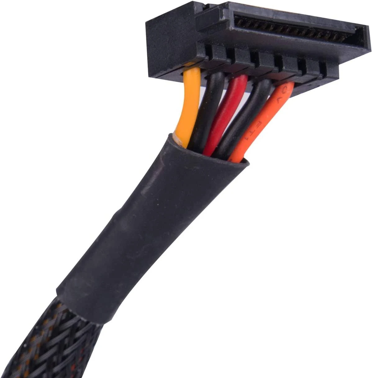 Zbliżenie kabla zasilającego z różnokolorowymi przewodami wychodzącymi z czarnej osłony.