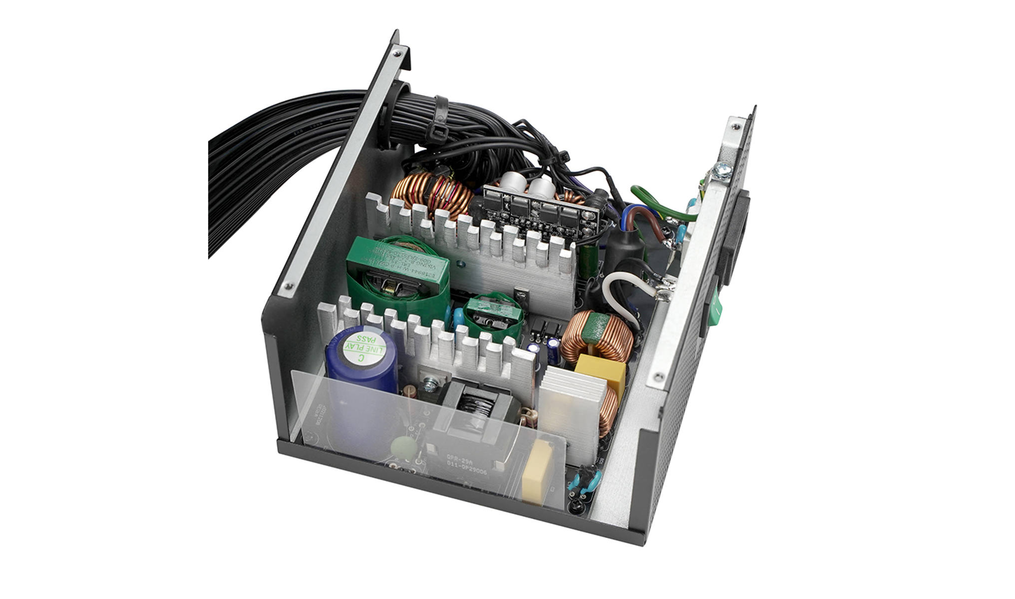 Interno di un alimentatore, che mostra componenti interni come condensatori, bobine e cablaggio.