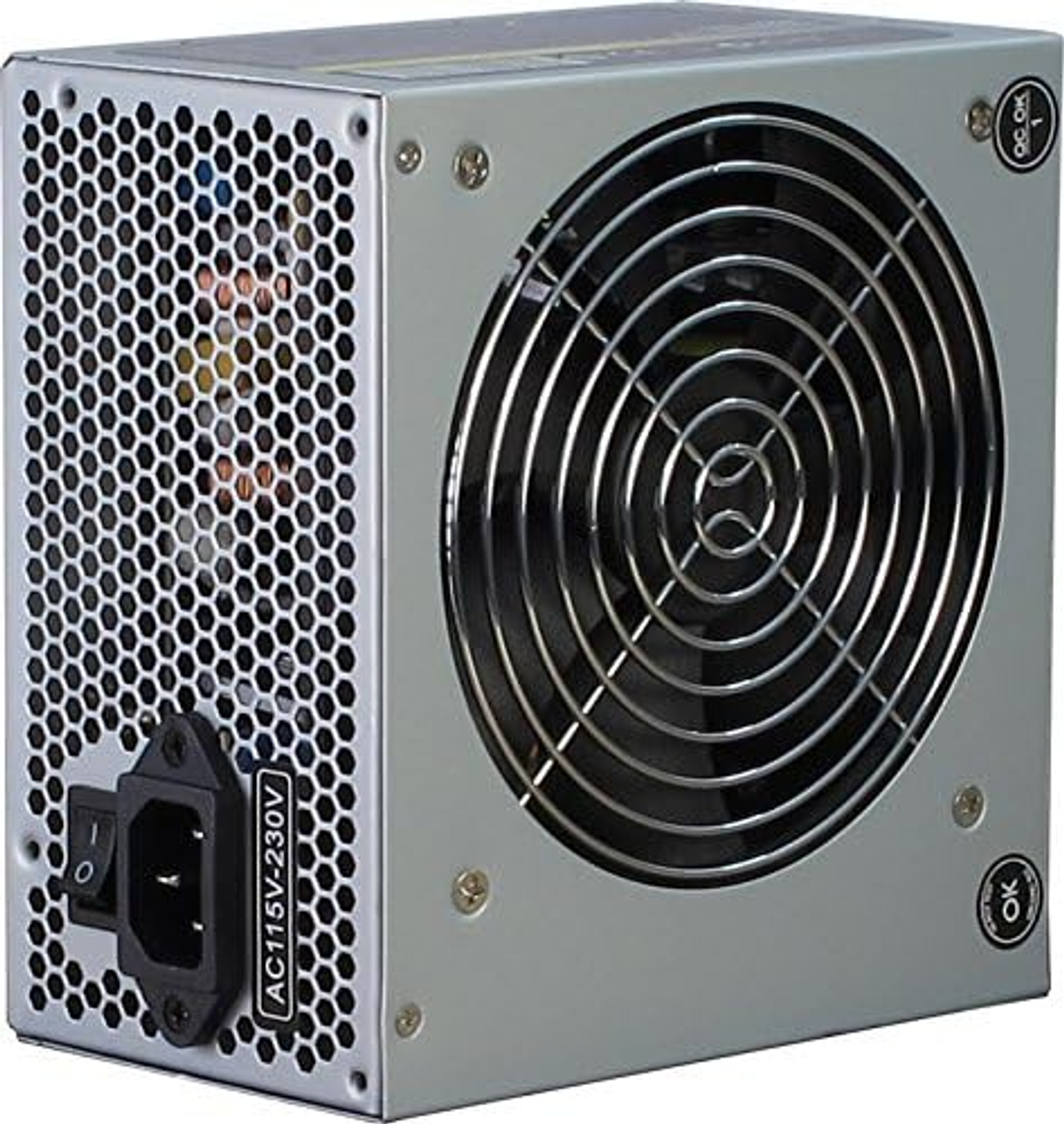 Un alimentatore per computer argento con una ventola. Ha un ingresso di alimentazione e una griglia.