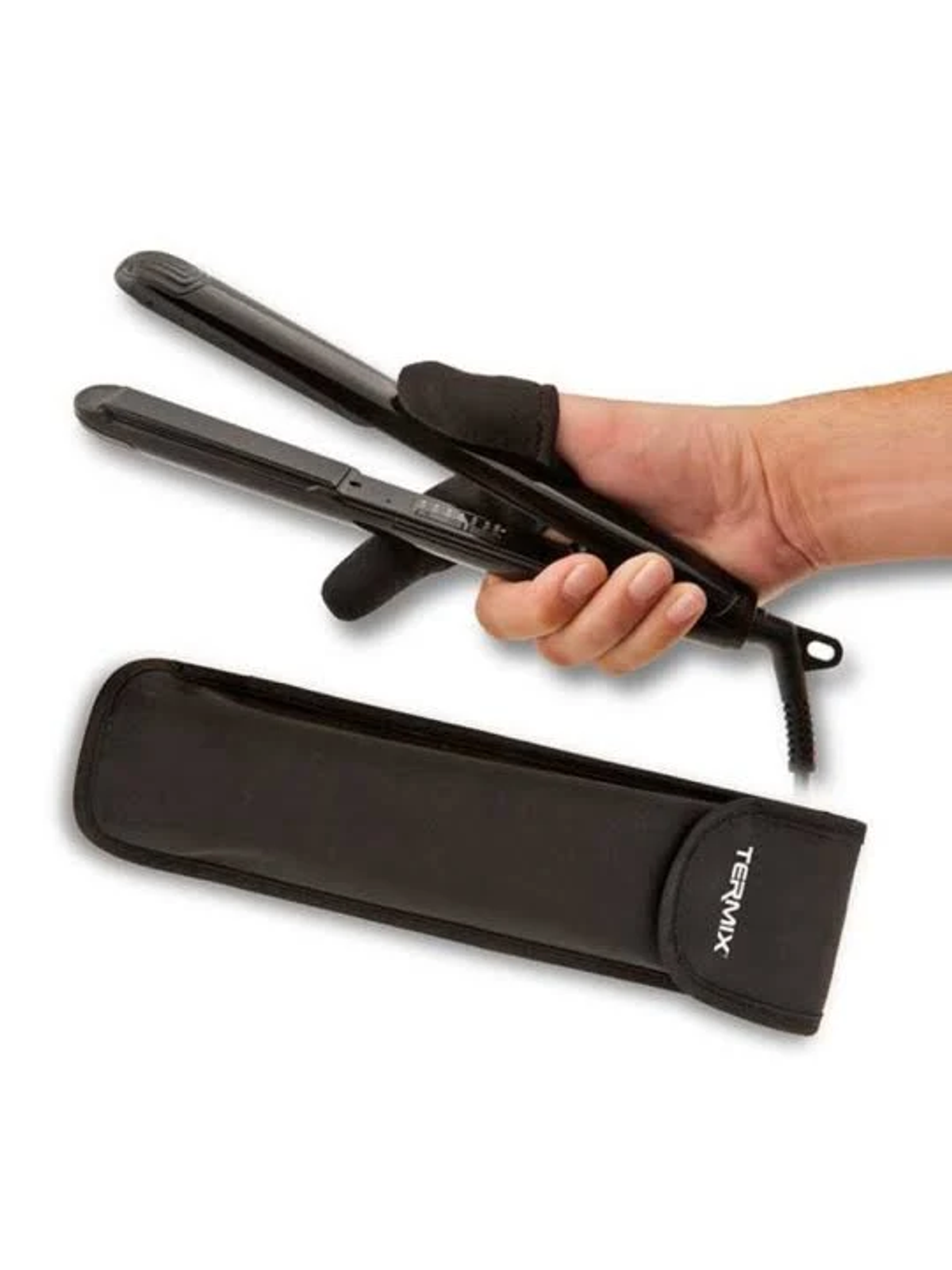 Mano sosteniendo una plancha de pelo negra con guante y estuche negros.