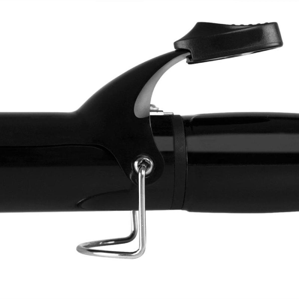 Czarna lokówka z uchwytem. Ujęcie z bliska.