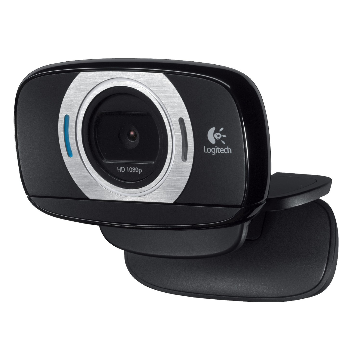 Webcam Logitech nera. Anello argentato attorno all'obiettivo. Sfondo bianco.