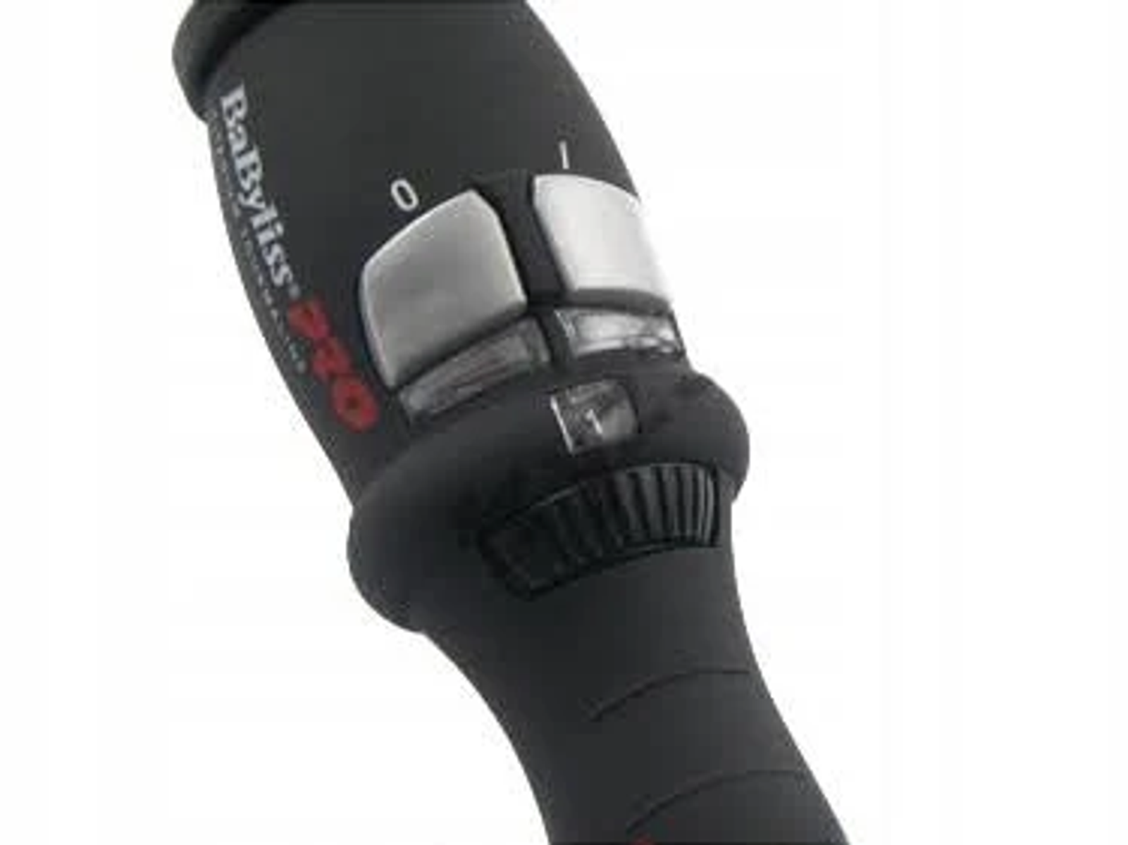 Zbliżenie panelu sterowania czarnej prostownicy z srebrnymi przyciskami i marką 'Babyliss PRO'.