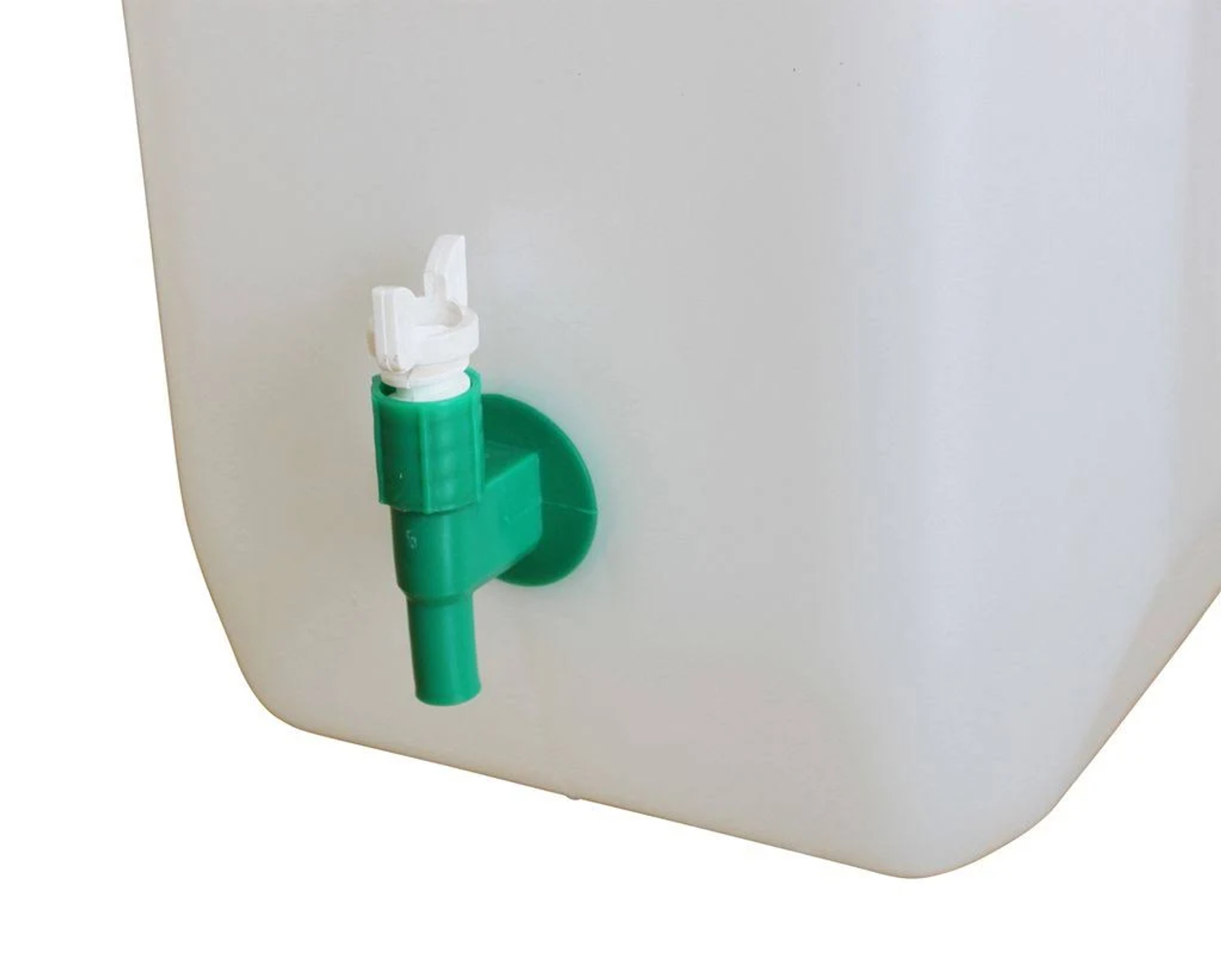 Un contenitore d'acqua in plastica bianca con un rubinetto verde. Lo sfondo è bianco.