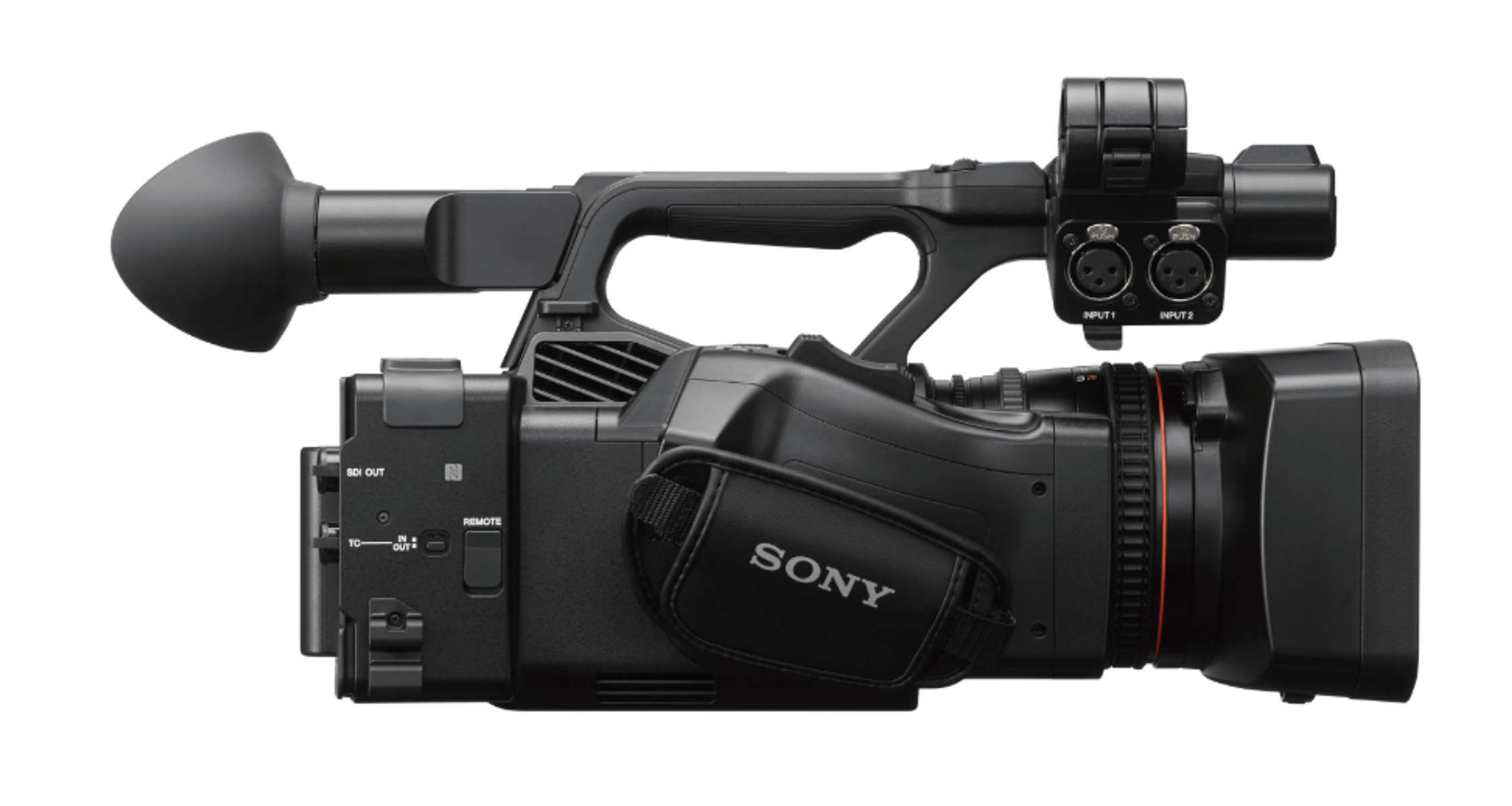 Videocamera Sony nera. Maniglia, obiettivo e varie porte d'ingresso visibili. Vista laterale, su sfondo bianco.