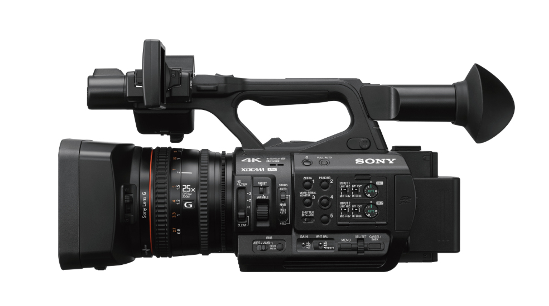 Videocamera nera con obiettivo e maniglia. È su sfondo bianco.