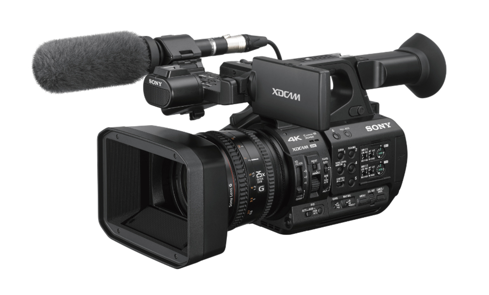 Una videocamera professionale nera con microfono e obiettivo. È su uno sfondo bianco.