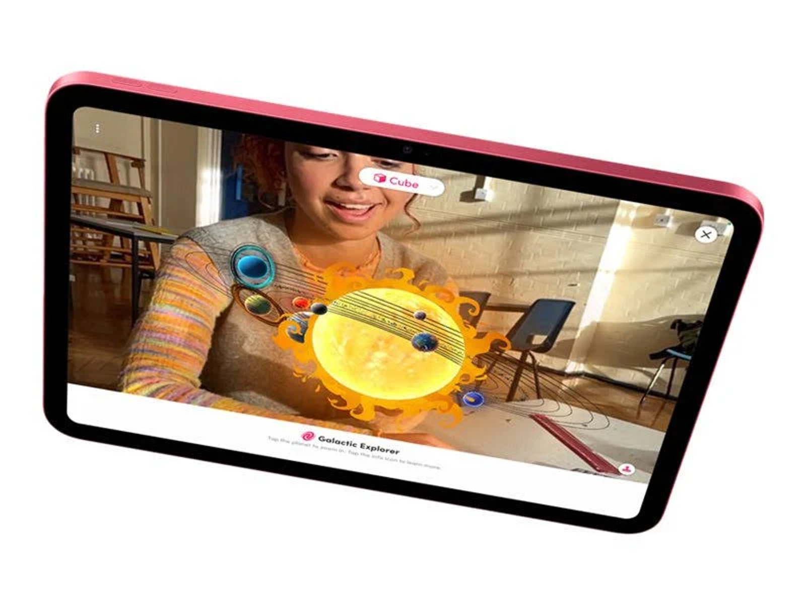 Persoon gebruikt een roze tablet om een zonnestelsel-app te verkennen. De app toont planeten en de zon.