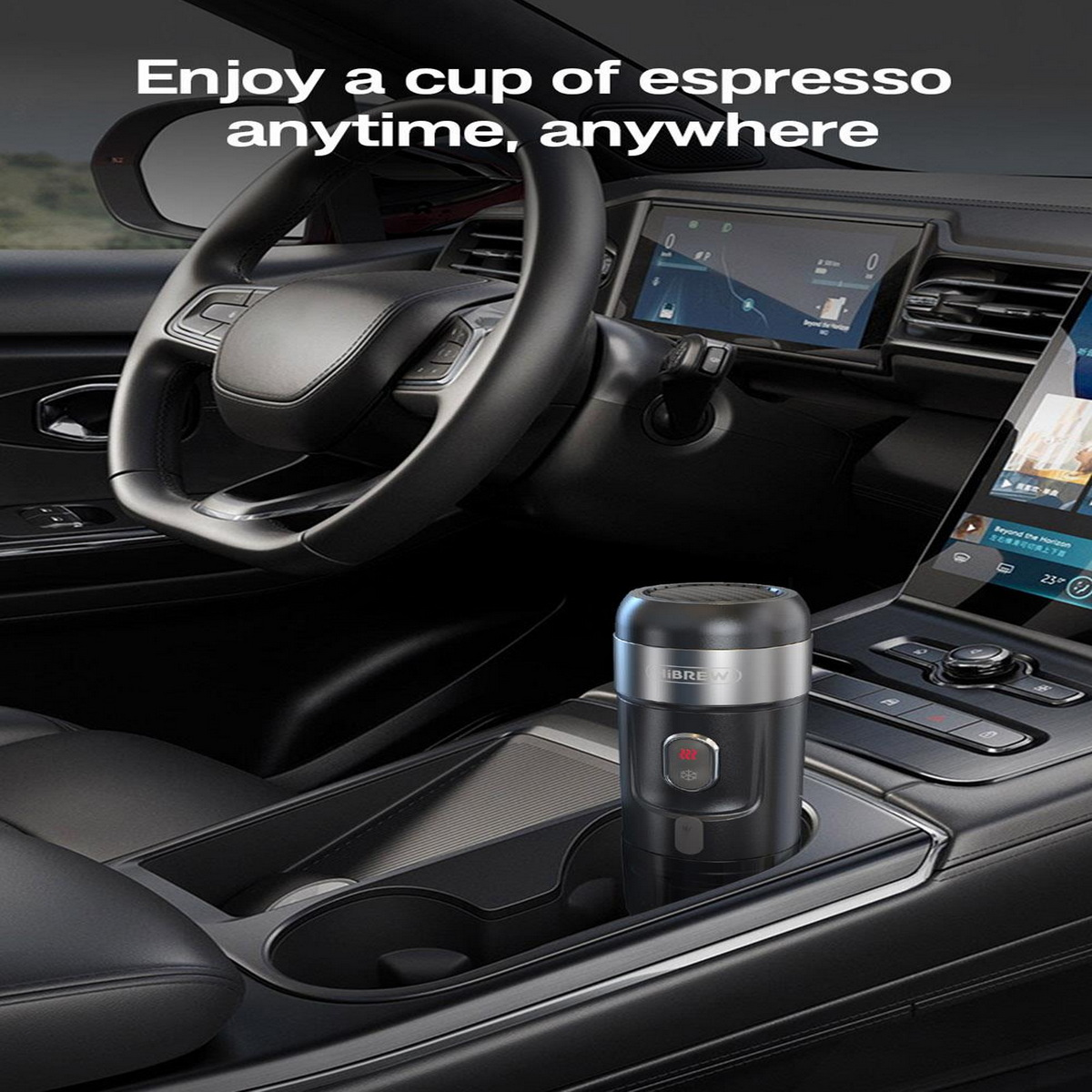 Czarny ekspres do kawy w uchwycie na kubek w samochodzie. Tekst: ciesz się espresso zawsze i wszędzie.