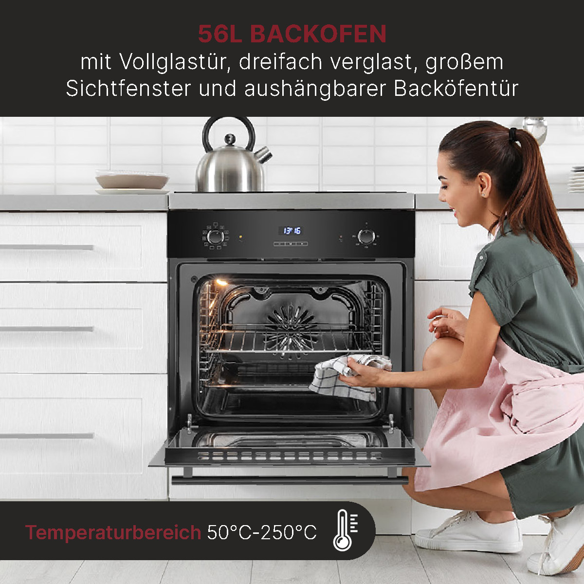 Eine Frau öffnet eine Backofentür in einer Küche, mit Temperaturanzeige und Ofendetails.
