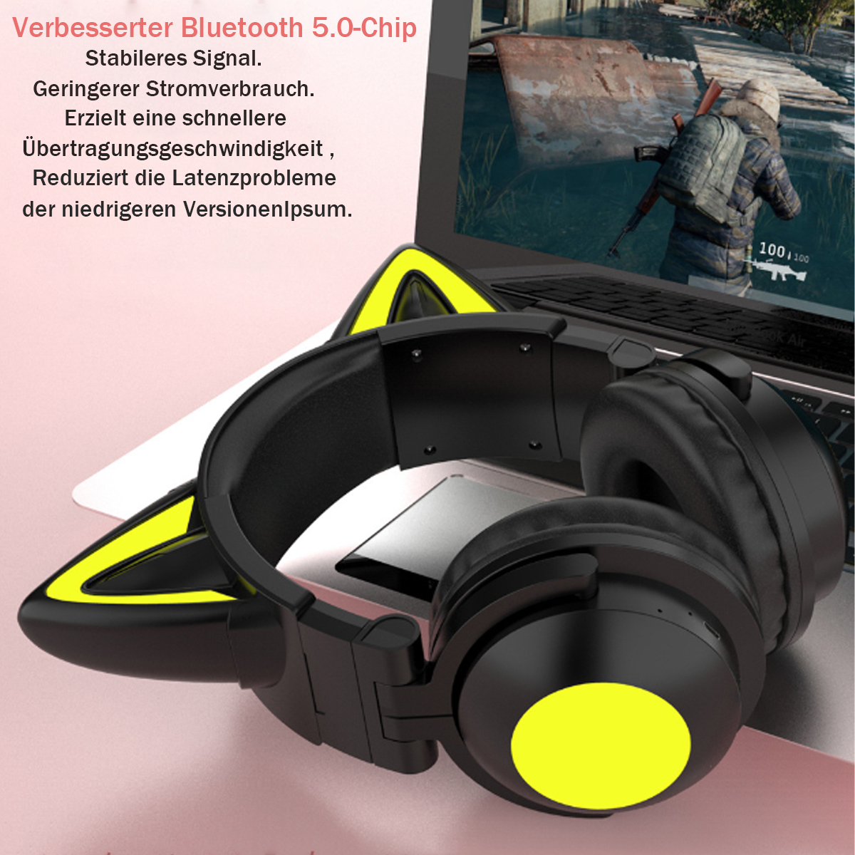 Schwarze Kopfhörer auf einem Schreibtisch mit Laptop und Text. Gelbe Akzente auf den Kopfhörern.