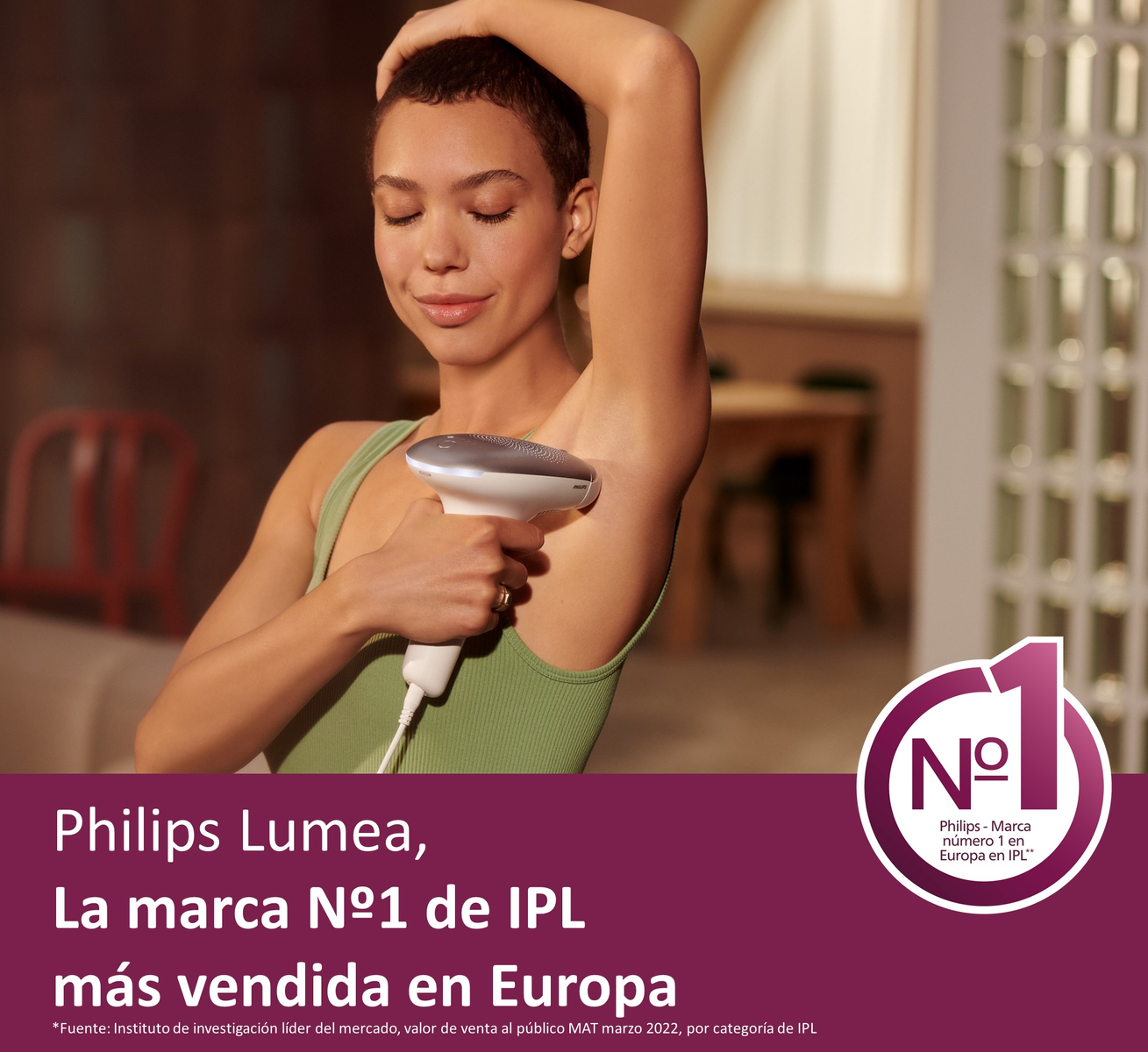 Mujer usando un dispositivo Philips Lumea en la axila. El texto dice que es la marca #1 de IPL en Europa.