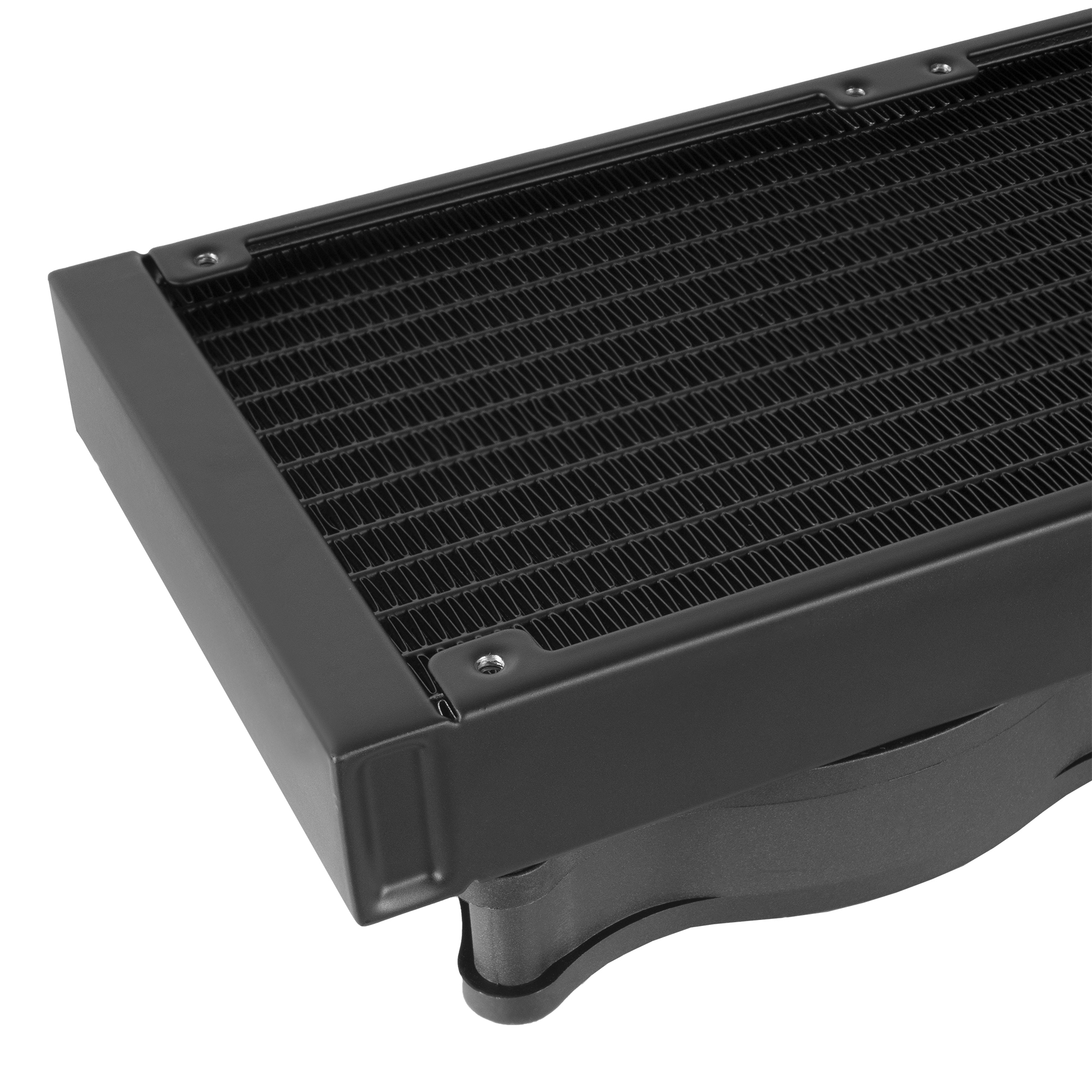 Schwarzer Computer-Radiator mit Lüfter, Schrägansicht. Weißer Hintergrund.