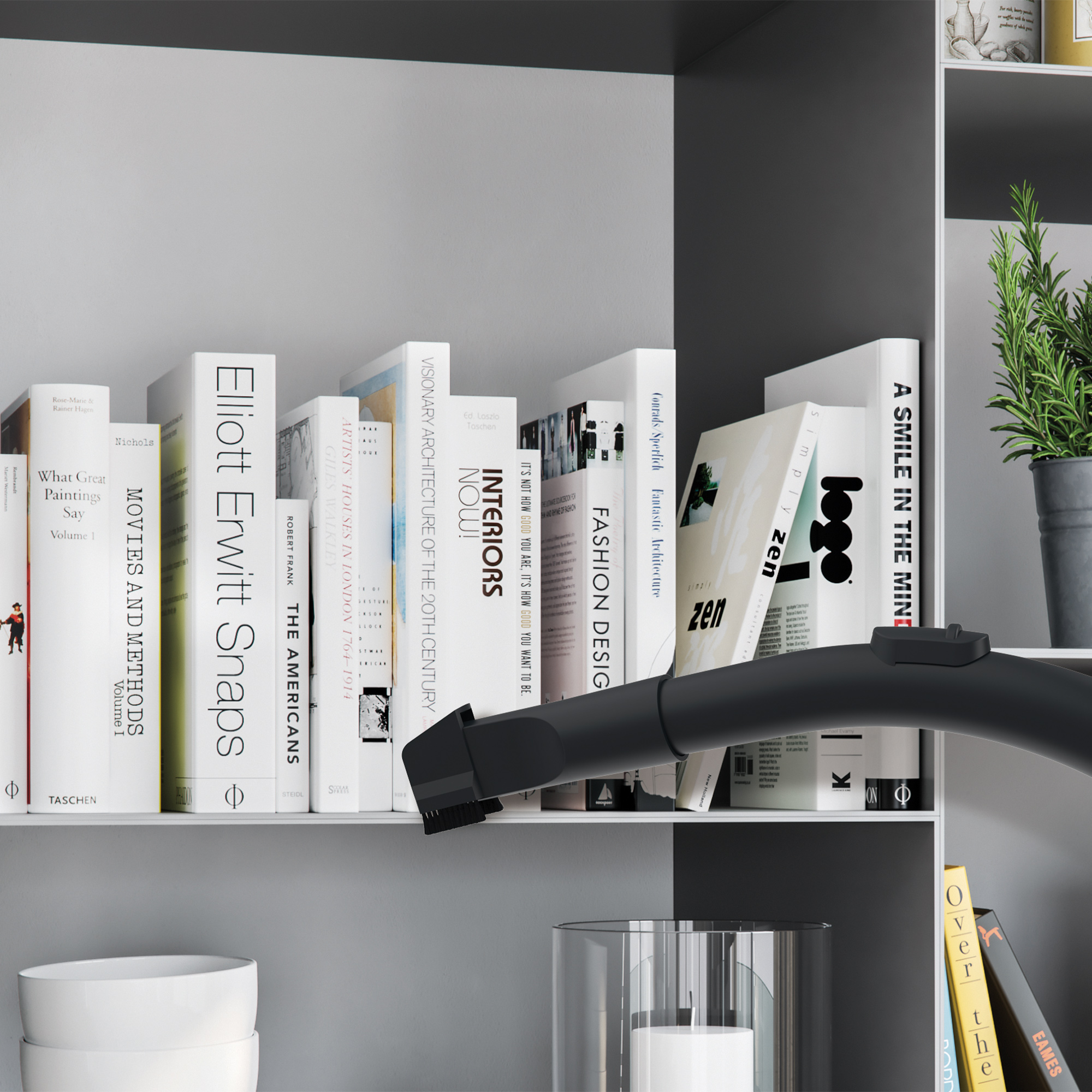 Półka z książkami i głowica odkurzacza czyszcząca książki.