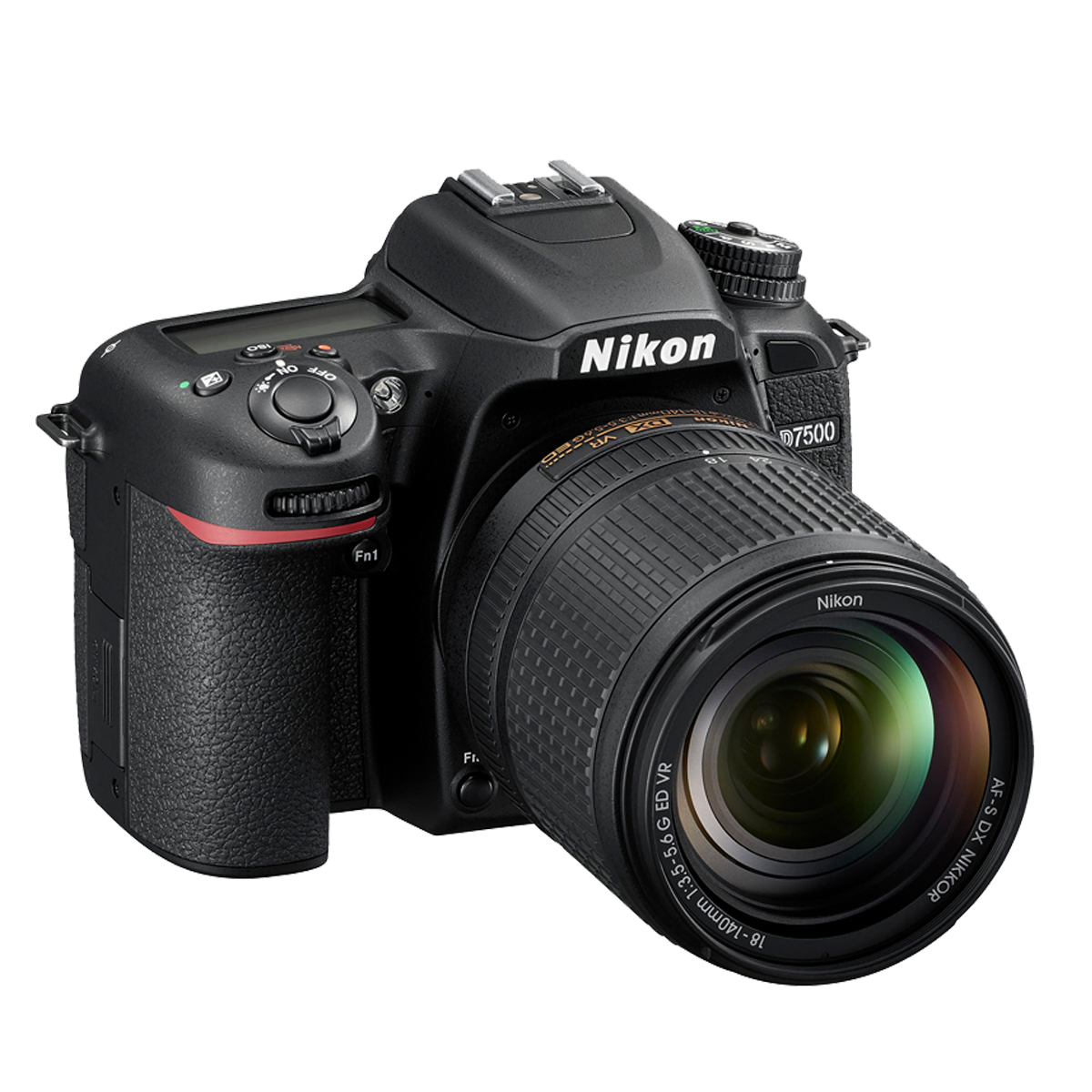 Eine schwarze digitale Nikon D7500 Kamera mit Objektiv. Die Kamera ist auf weißem Hintergrund.