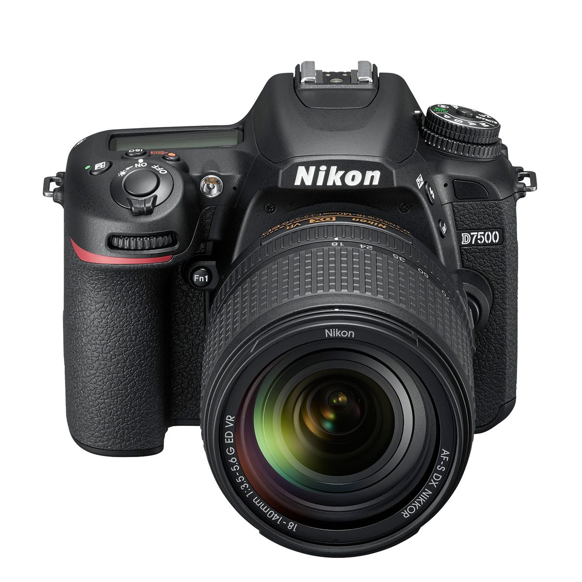 Schwarze Nikon D7500 Kamera mit Objektiv. Die Kamera steht vor weißem Hintergrund.