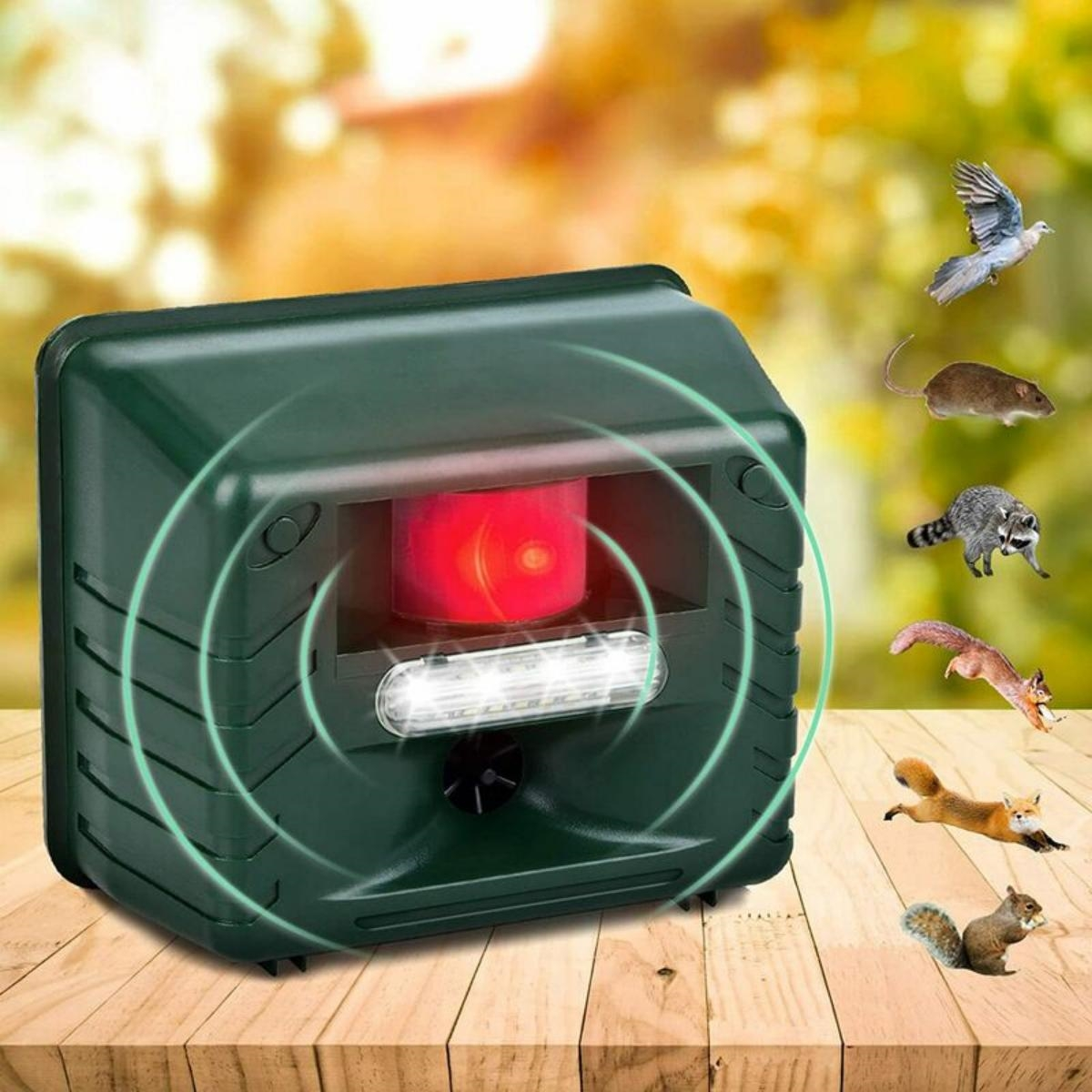 Ein grüner Schädlingsbekämpfer mit rotem Licht, umgeben von Tierillustrationen.