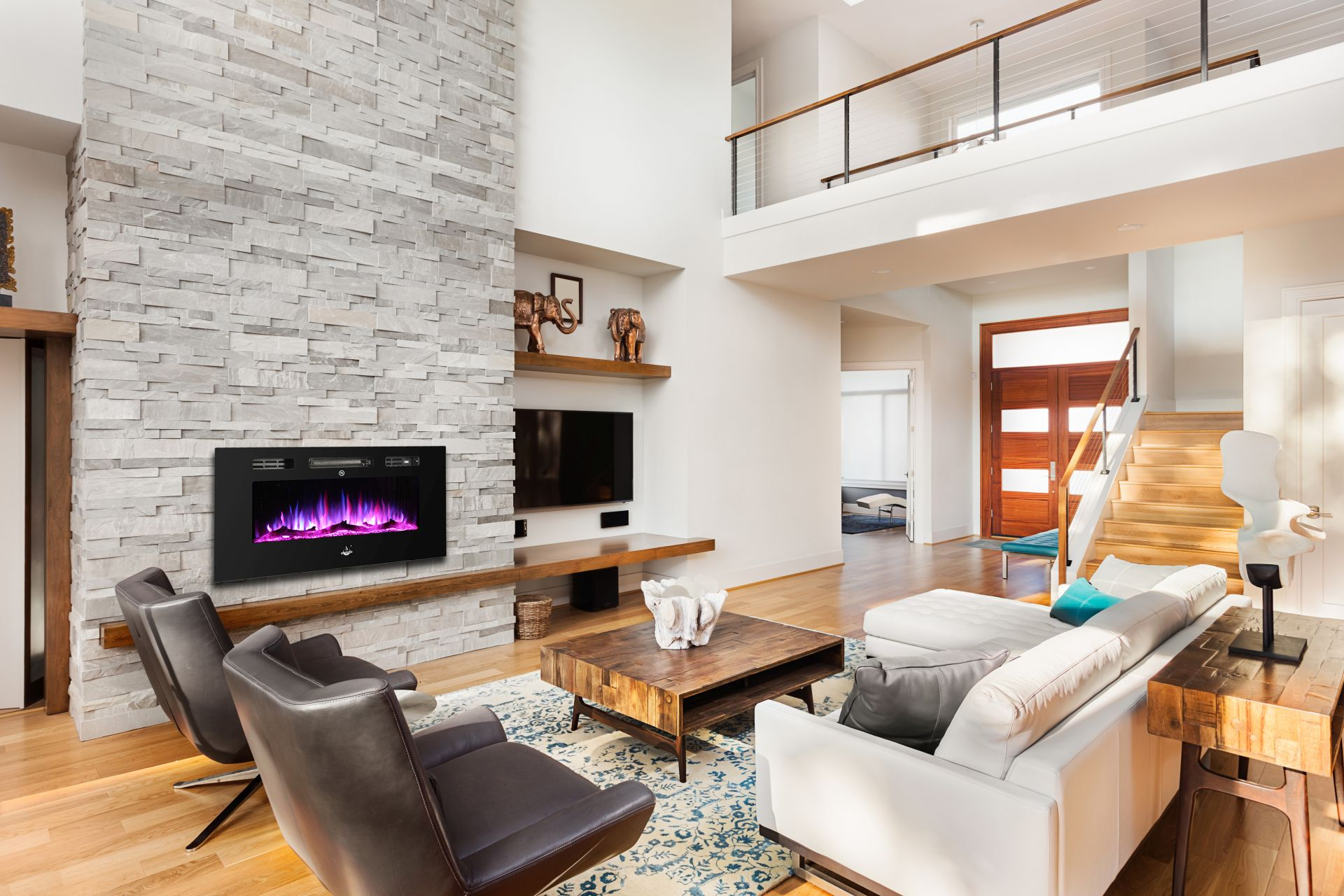 Wohnzimmer mit Kamin, TV, Sofas, Holzböden und einem Loftbereich mit Treppe.