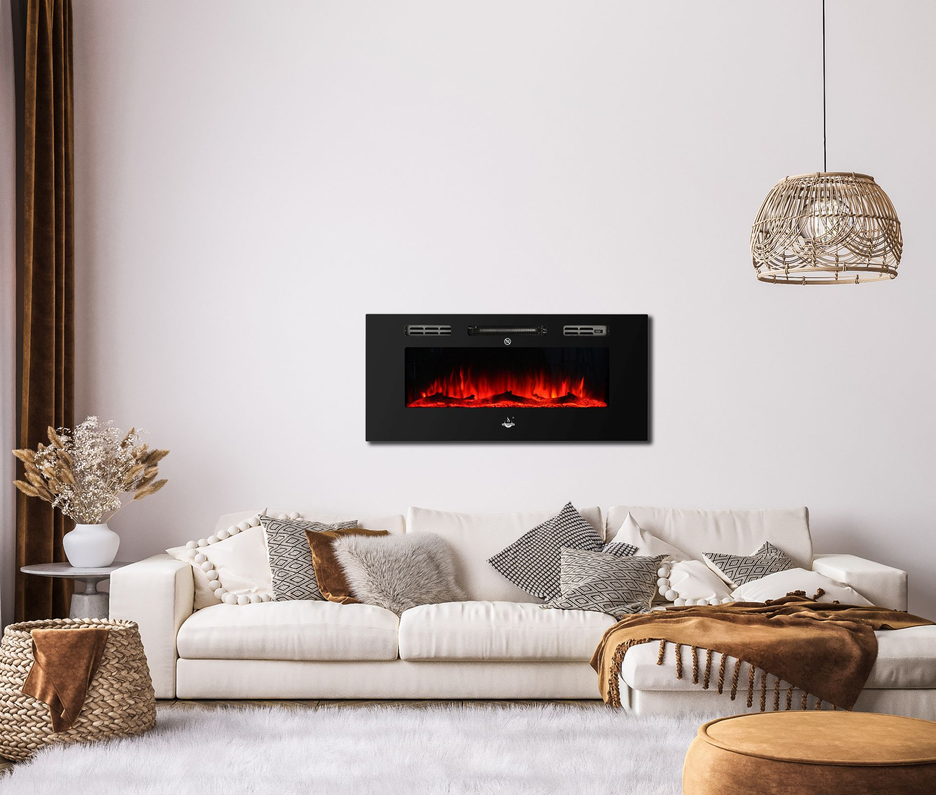 Ein schwarzer elektrischer Kamin an einer weißen Wand montiert. Eine Couch, ein Teppich und Dekorationen sind im Bild.