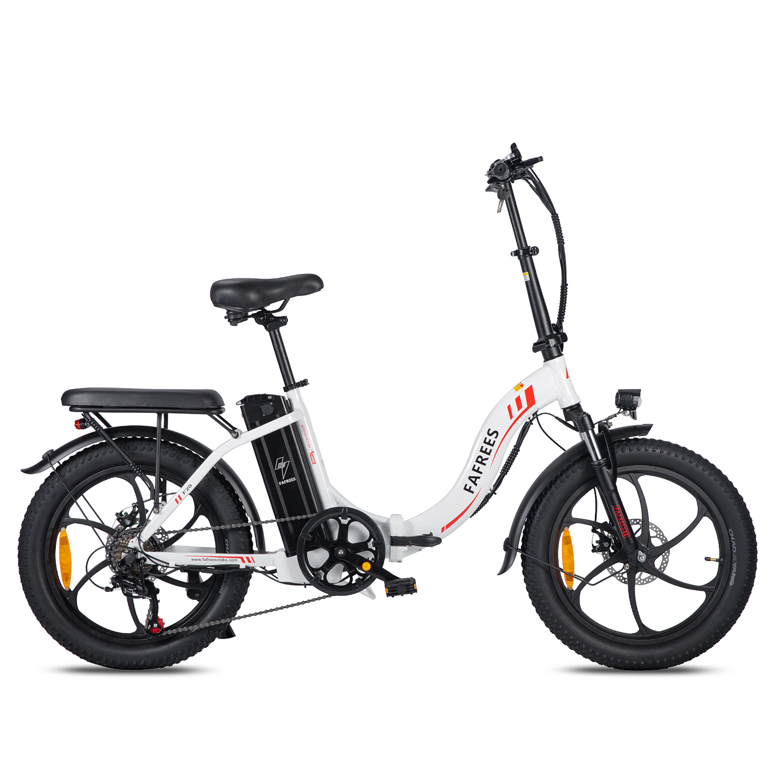 Weißes elektrisches Faltrad mit schwarzen Reifen und Motor. Weißer Hintergrund.