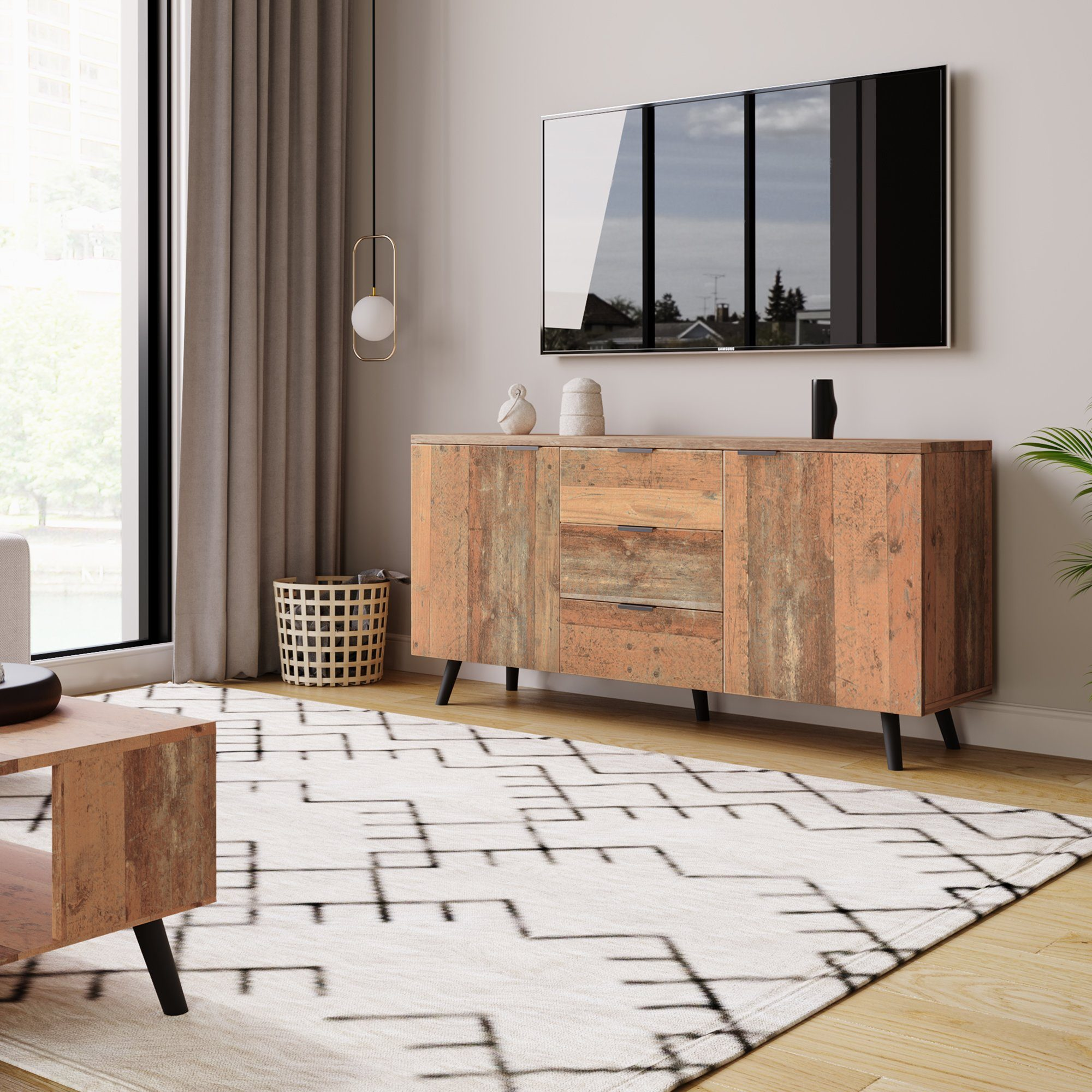Ein modernes Wohnzimmer mit Möbeln, Fernseher und Dekoration. Ein Teppich und Vorhänge sind im Vordergrund.