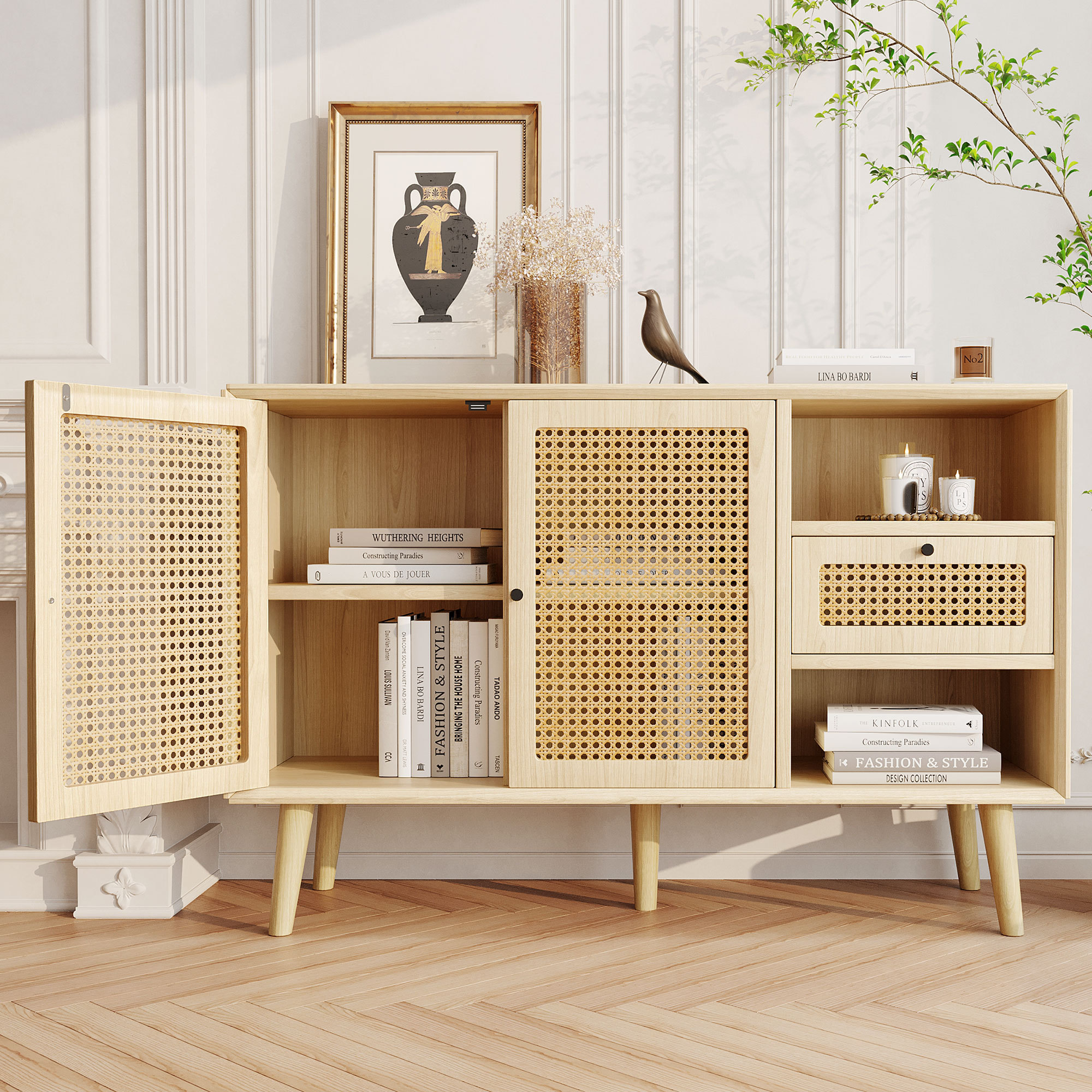 Ein helles Holzschrank mit offenen Türen. Er hat Regale, eine Schublade und gewebte Rohrdetails.