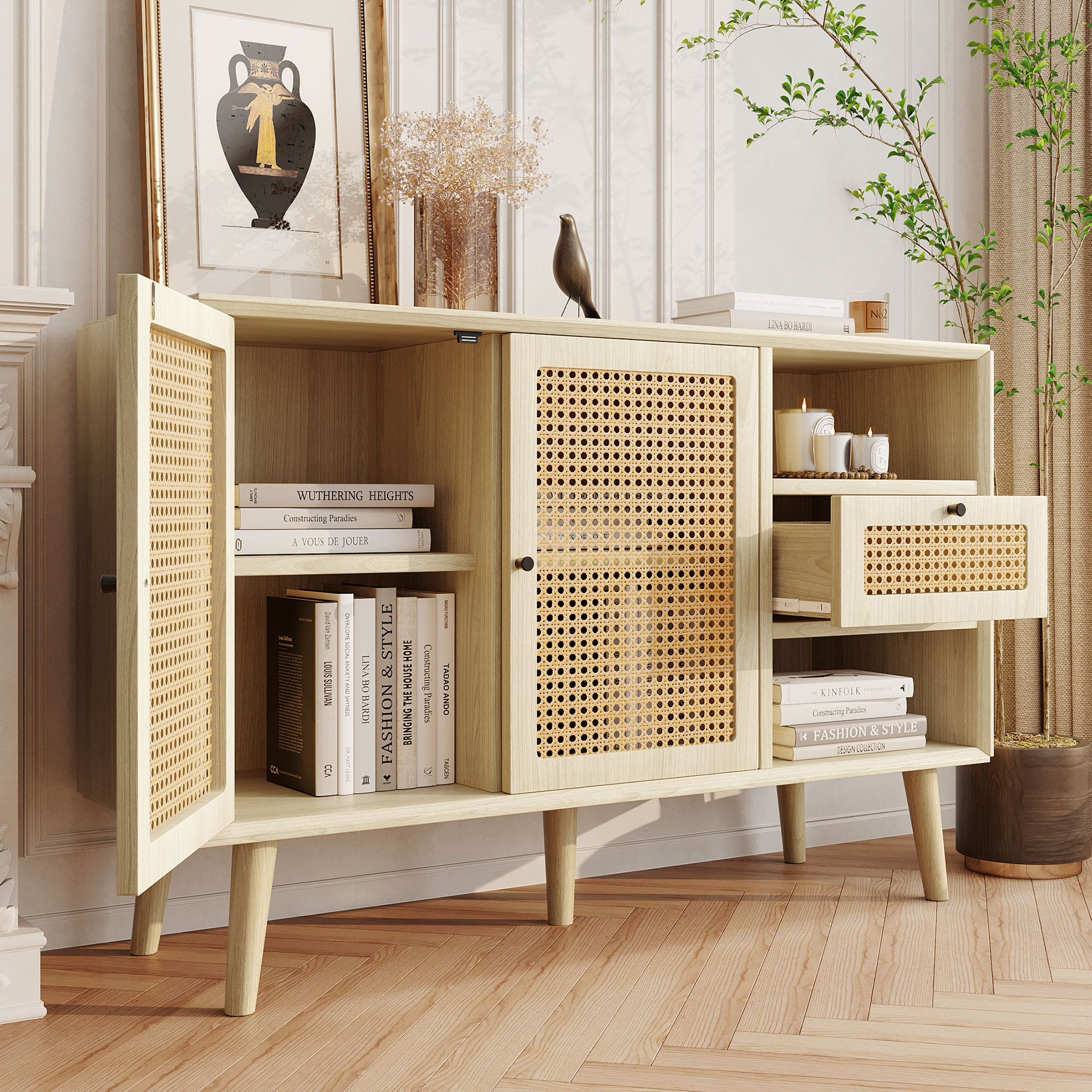 Holzschrank mit offenen Türen. Er hat gewebte Schilfplatten, Bücher, Kerzen und ein gerahmtes Bild.