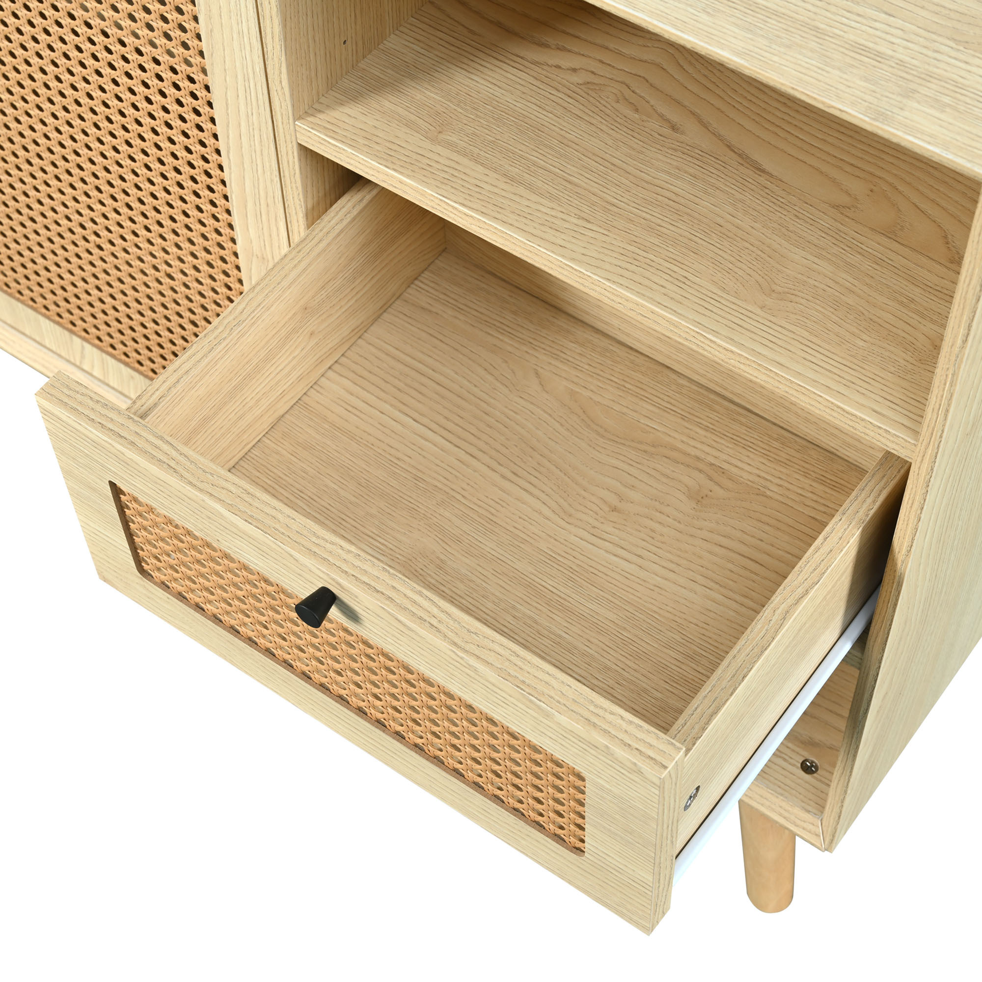 Holzschrank mit offener Schublade. Gewebte Front und ein Schubladengriff. Helles Holz mit weißem Hintergrund.