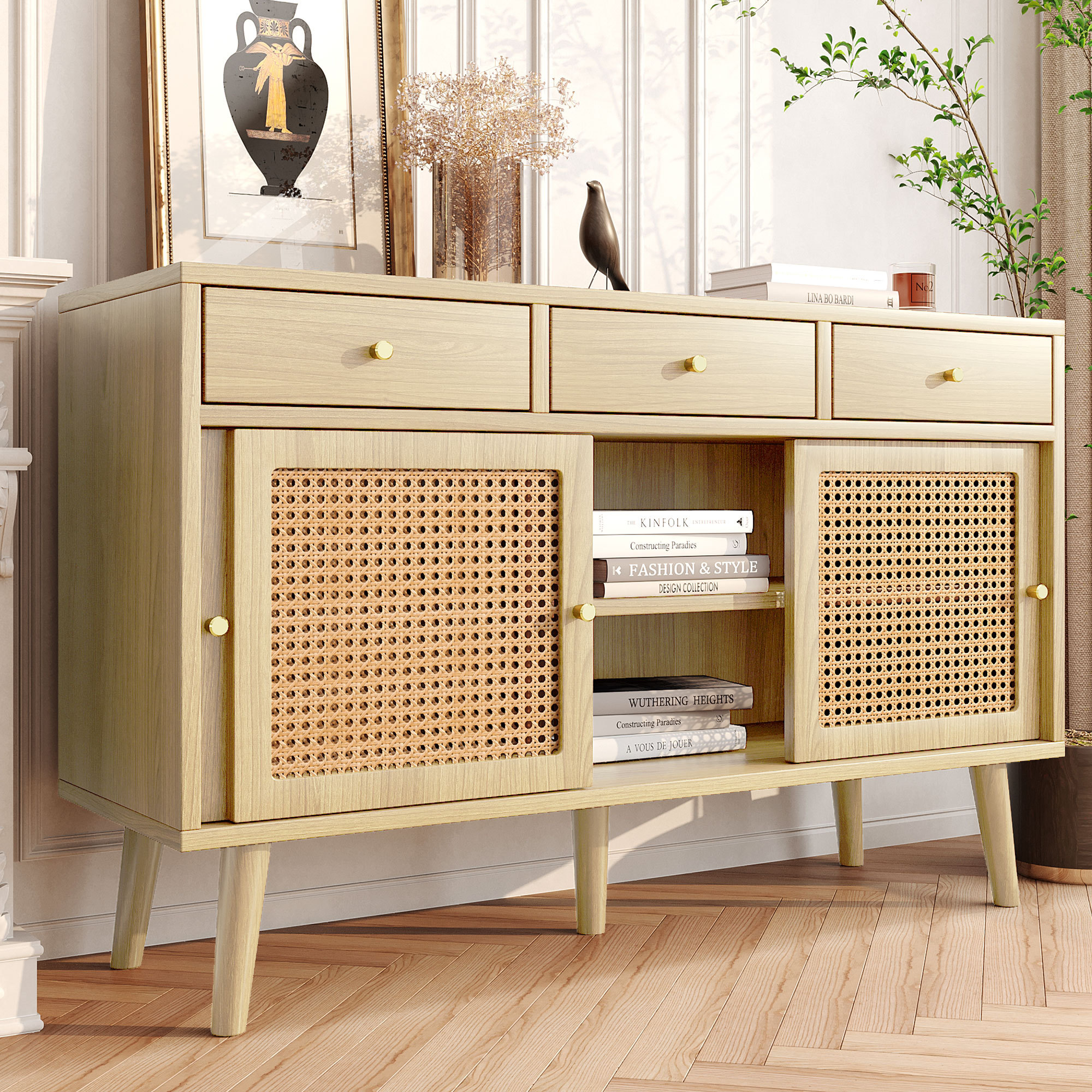 Eine Sideboard aus hellem Holz mit Schubladen, Schiebetüren und offenen Regalen. Es hat goldene Griffe.