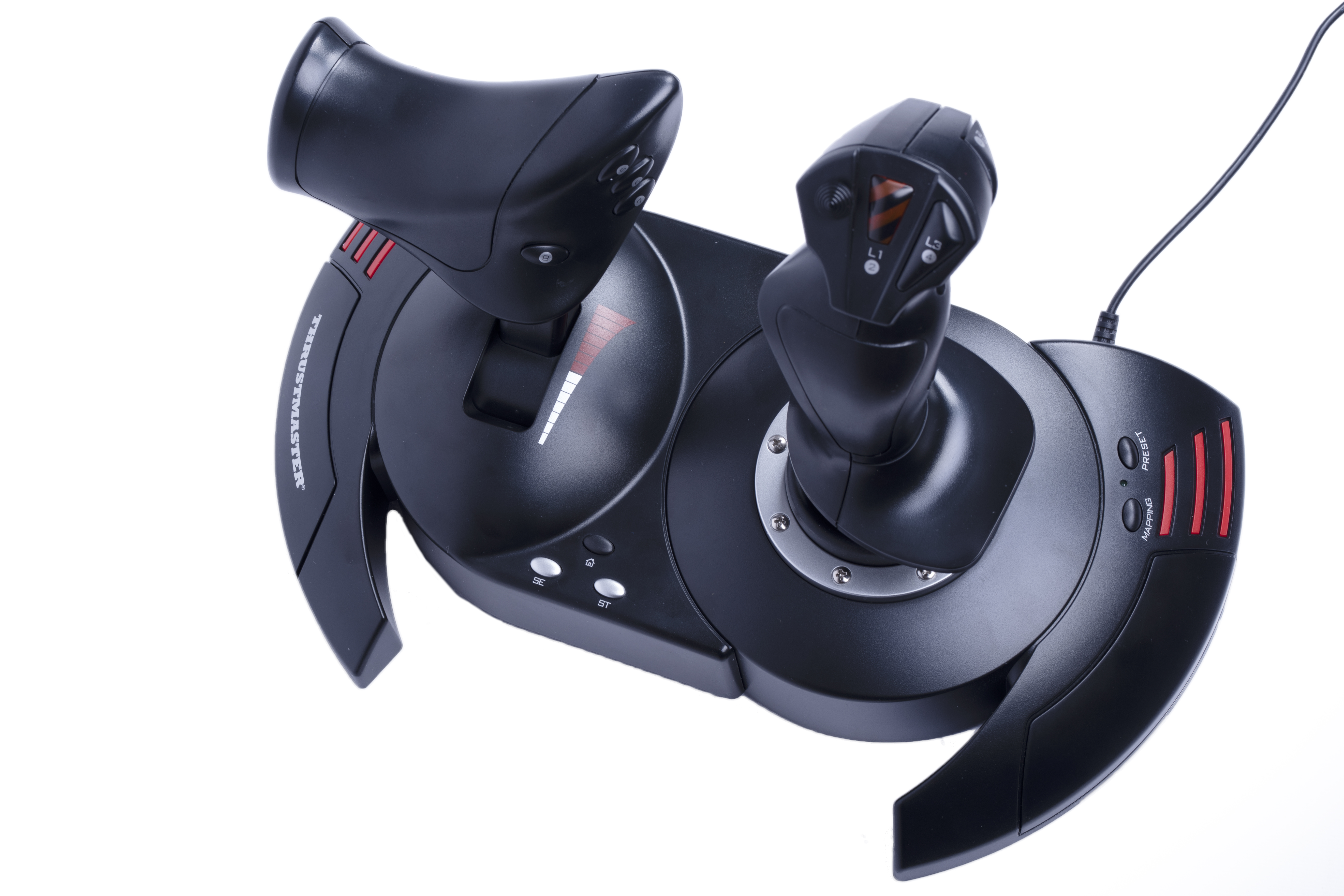 Manette de joystick noire pour simulation de vol, avec boutons et accents rouges sur fond blanc.