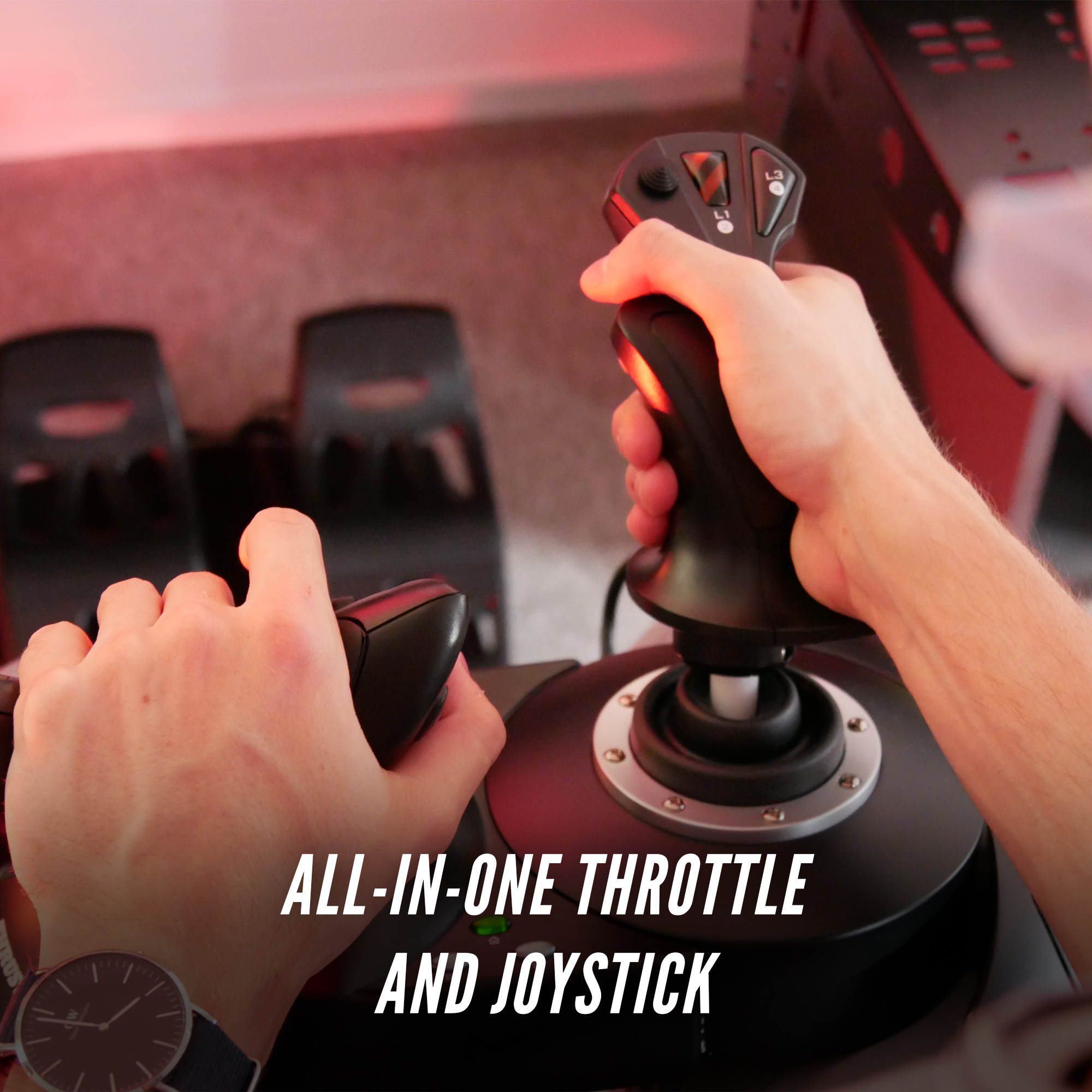 Mains tenant un joystick et une manette des gaz. Le texte superposé dit 'ALL-IN-ONE THROTTLE AND JOYSTICK'.