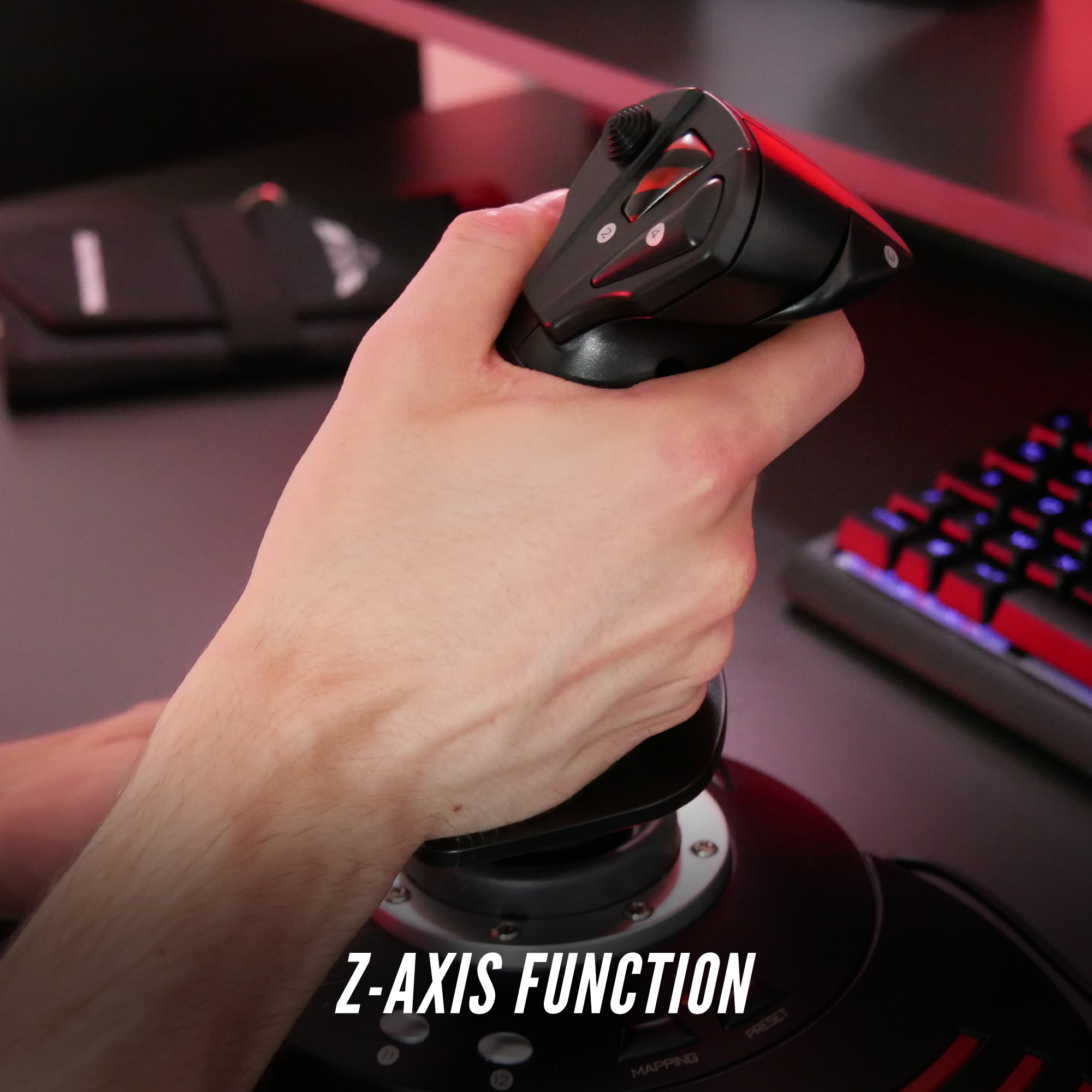 Main tenant un joystick noir avec boutons, texte 'Z-AXIS FUNCTION' en dessous.