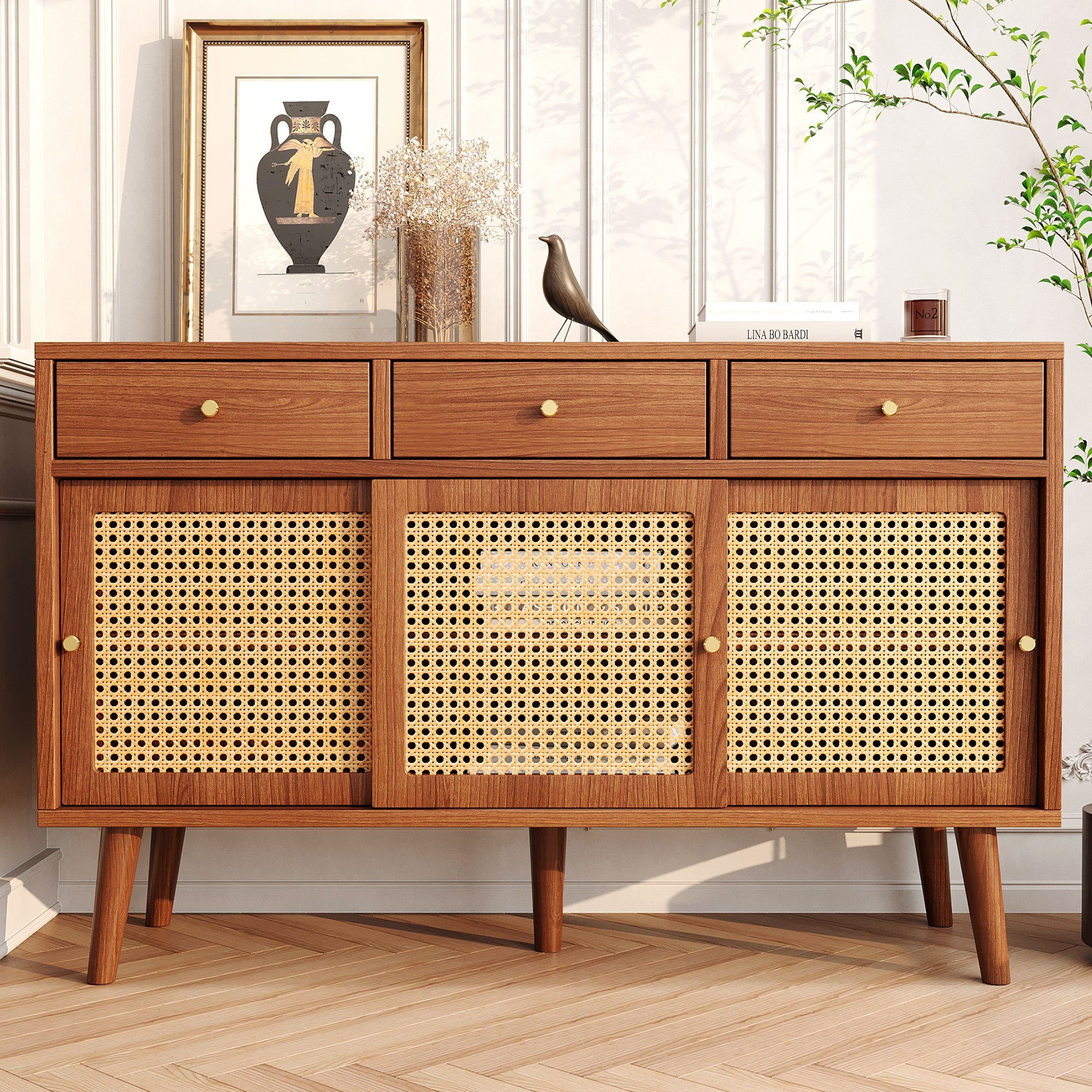 Ein Sideboard aus Holz mit Schubladen, Schiebetüren und offenen Regalen. Es hat goldene Griffe und gewebte Details.