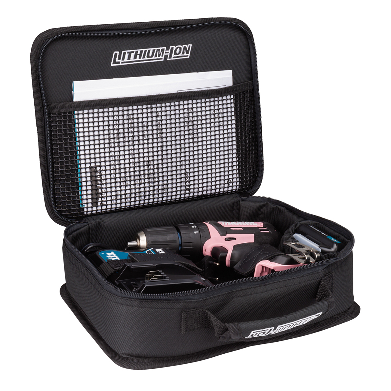 Schwarze Werkzeugtasche offen mit pinkem Bohrer, Ladegerät und Zubehör, auf weißer Oberfläche.