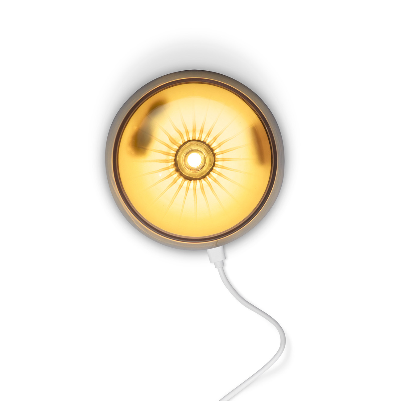 Een ronde, goudkleurige plafondlamp, met een wit snoer, tegen een witte achtergrond.